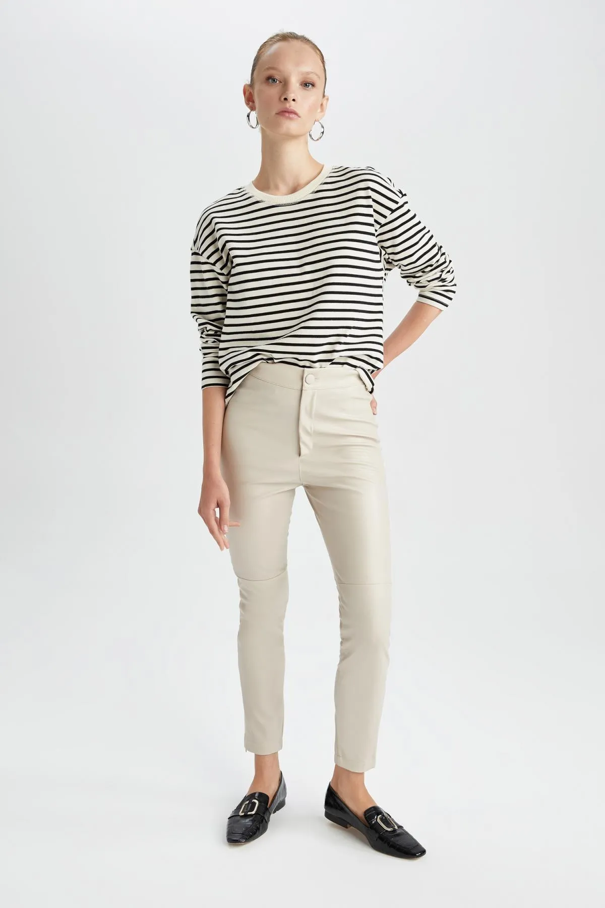 DeFacto  Leggings aus Kunstleder mit Reißverschluss am Bein und hoher Taille