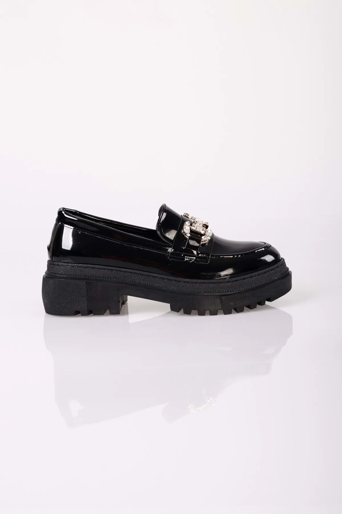 Shoeberry  Damen-Loafer Lucie aus schwarzem Lackleder mit Steinschnalle