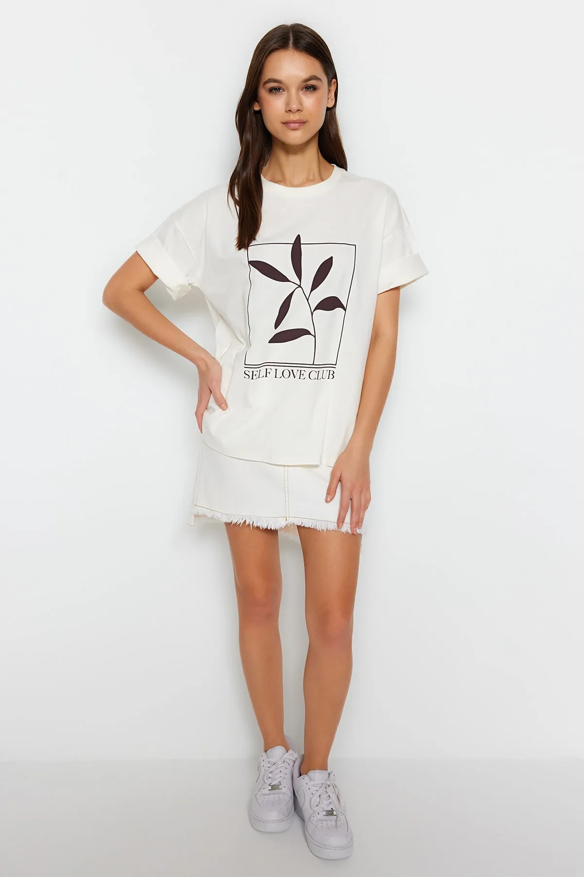 Trendyol Collection  Ecru, 100 % Baumwolle, bedrucktes, entspanntes/weites, entspannt geschnittenes Strick-T-Shirt mit Rundhalsausschnitt TWOSS23TS00267