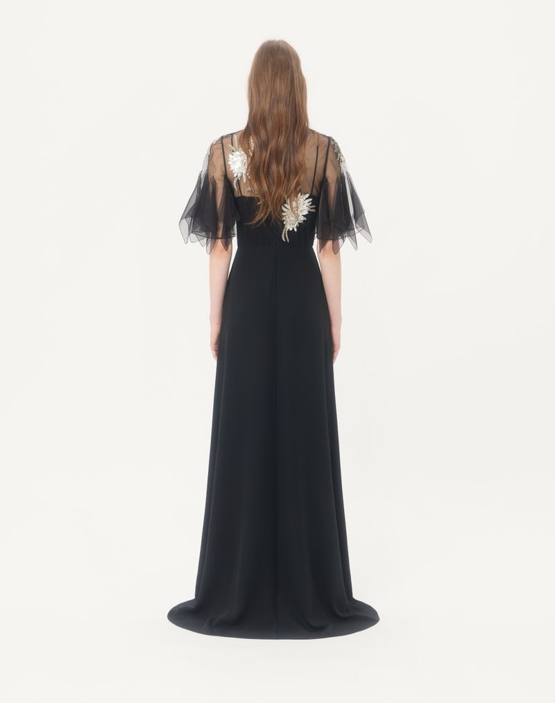 Robe de couture en crêpe brodée