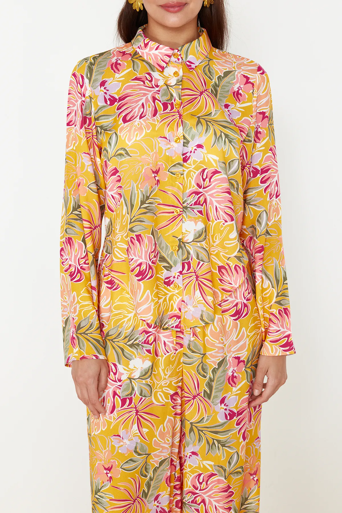 Trendyol Collection  Gewebtes Hemd-Hosen-Set mit Blumenmuster TBESS24AU00003