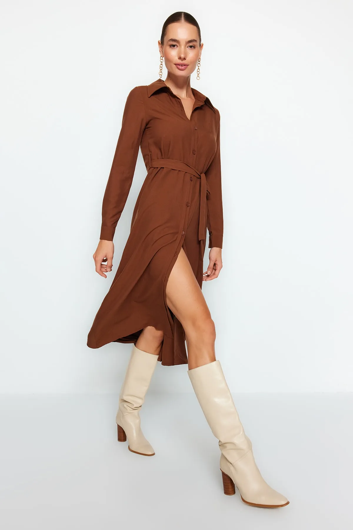 Trendyol Collection  Braunes, gerade geschnittenes, gewebtes Midi-Hemdkleid mit Gürtel TWOAW24EL00504