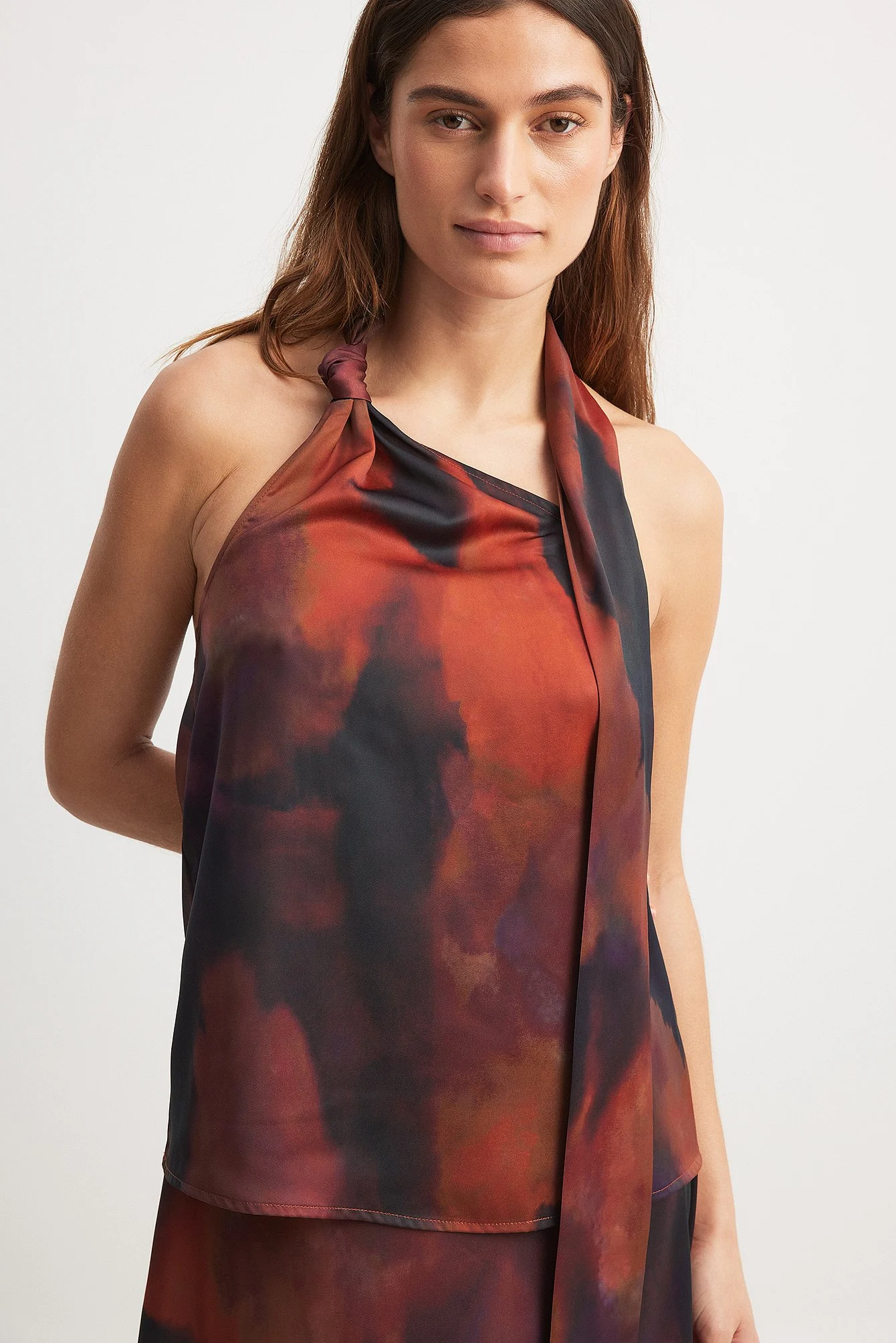 Bedrucktes Top mit Schaldetail