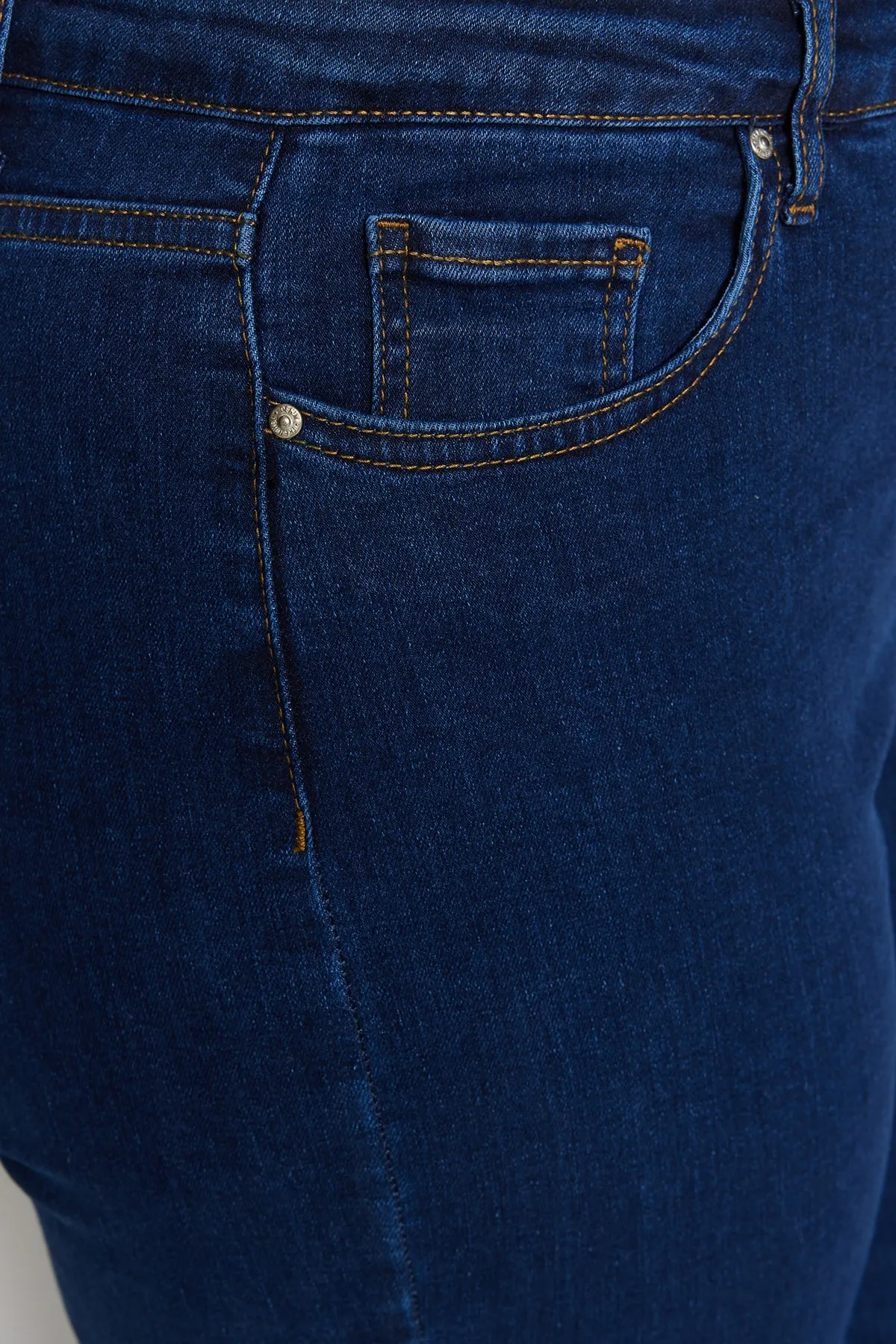 Trendyol Curve  Indigoblaue Jeans mit hohem Bund und spanischem Bein TBBAW23JE00001