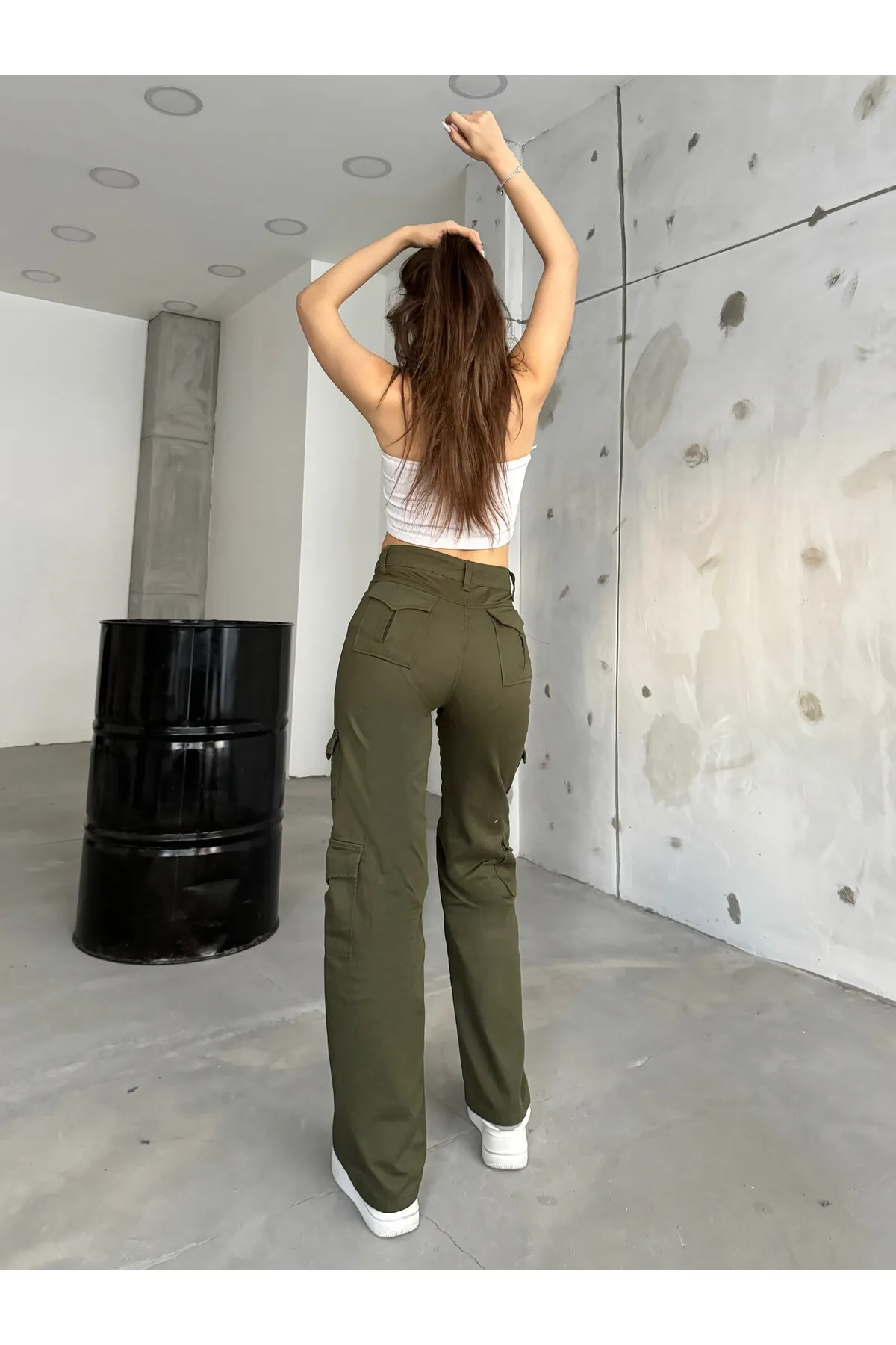 BİKELİFE  Khakifarbene Cargohose für Damen mit hoher Taille und mehreren Taschen und gerader Passform