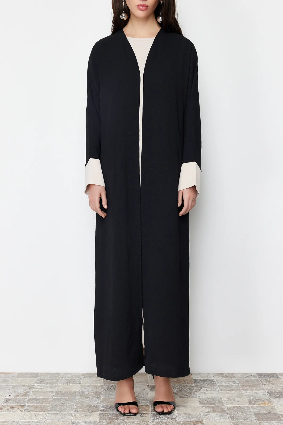 Trendyol Modest  Schwarzes, farbblockiertes Aerobin Ferace Abaya & Kleid, 2-teiliges gewebtes Set TCTSS24US00033