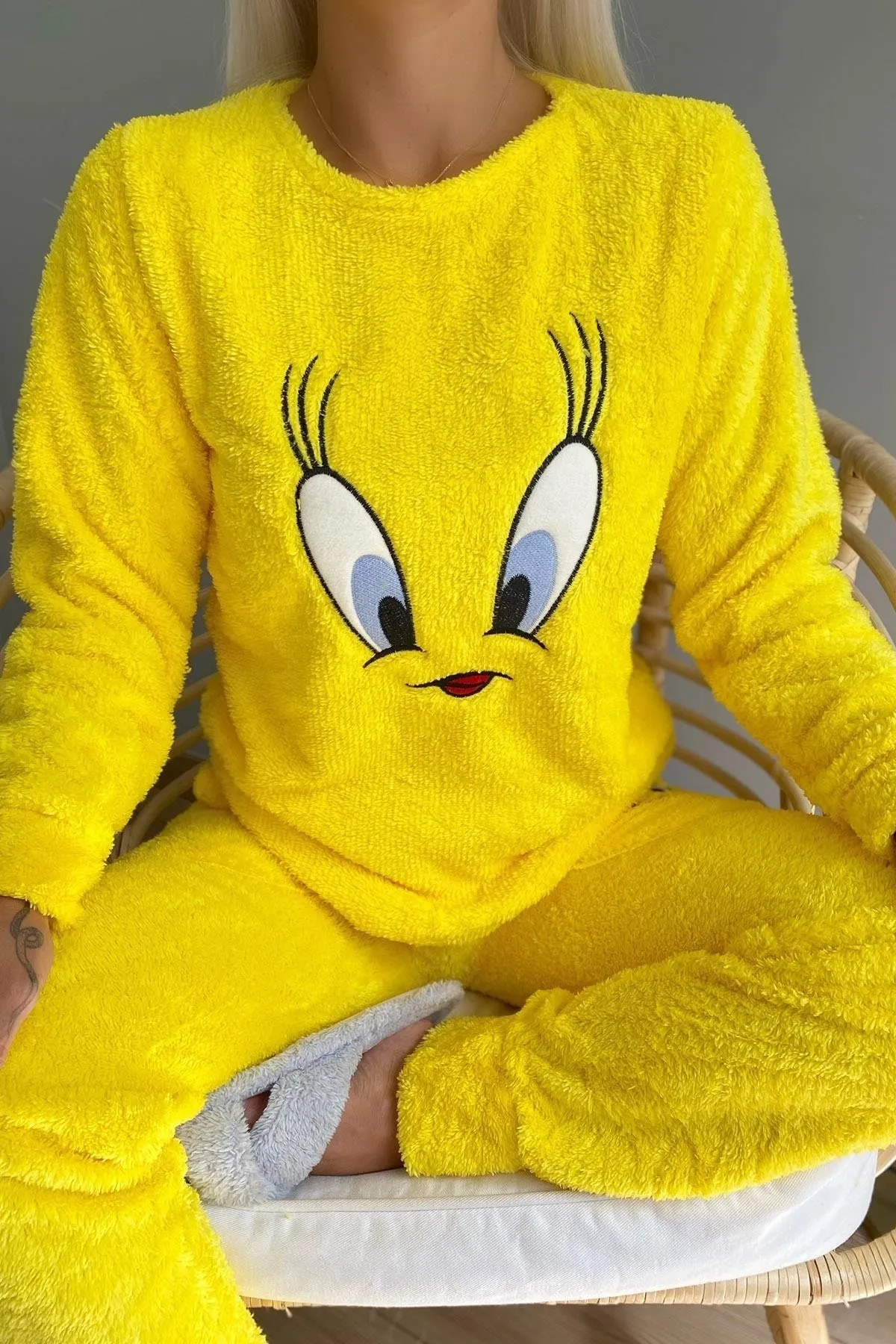 Pijamaevi  Pyjama-Set aus Vollplüsch mit gelbem Vogelmuster