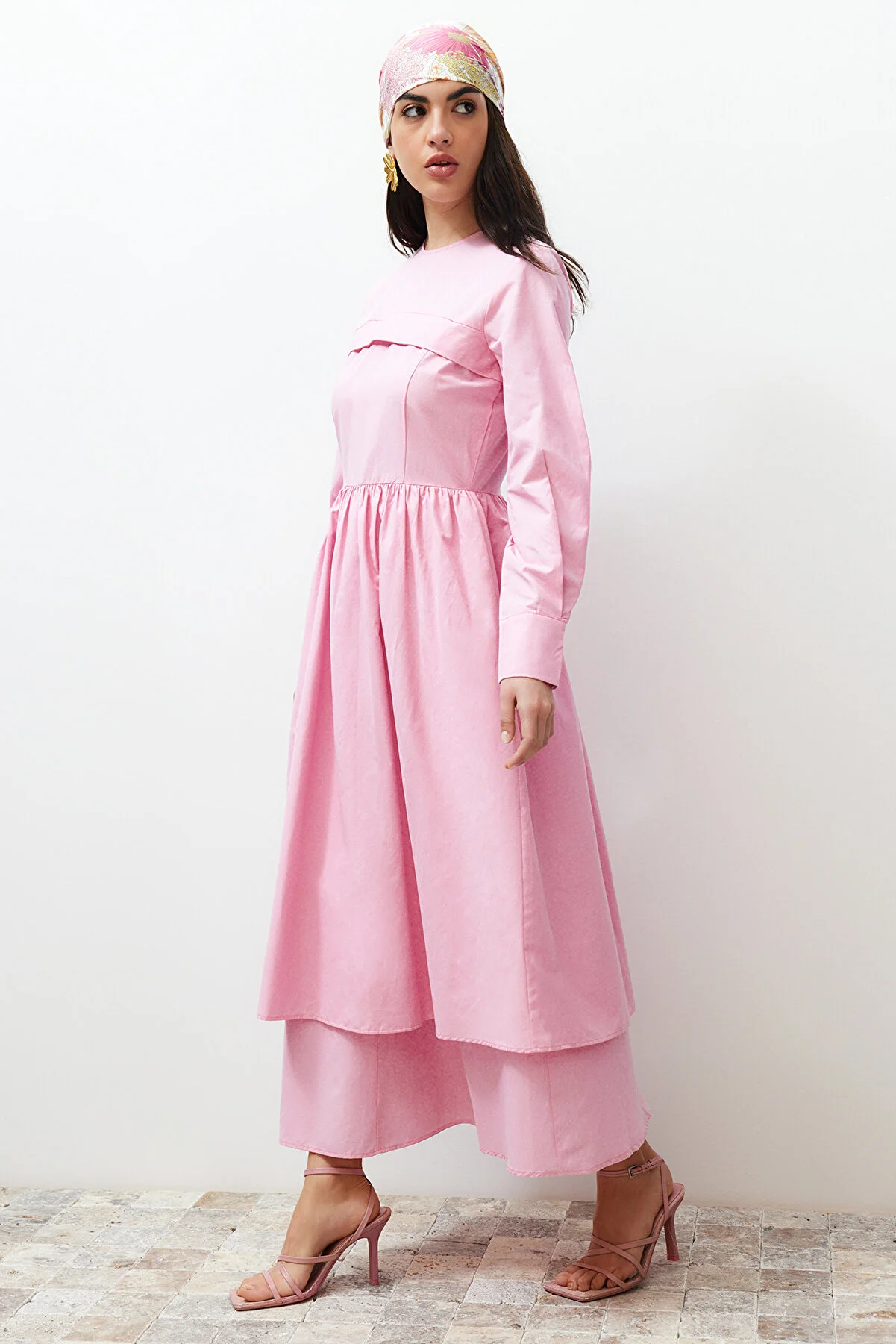 Trendyol Modest  Rosa Kleid mit schlichtem Webmuster und detaillierter Vorderseite TCTSS24EB00144