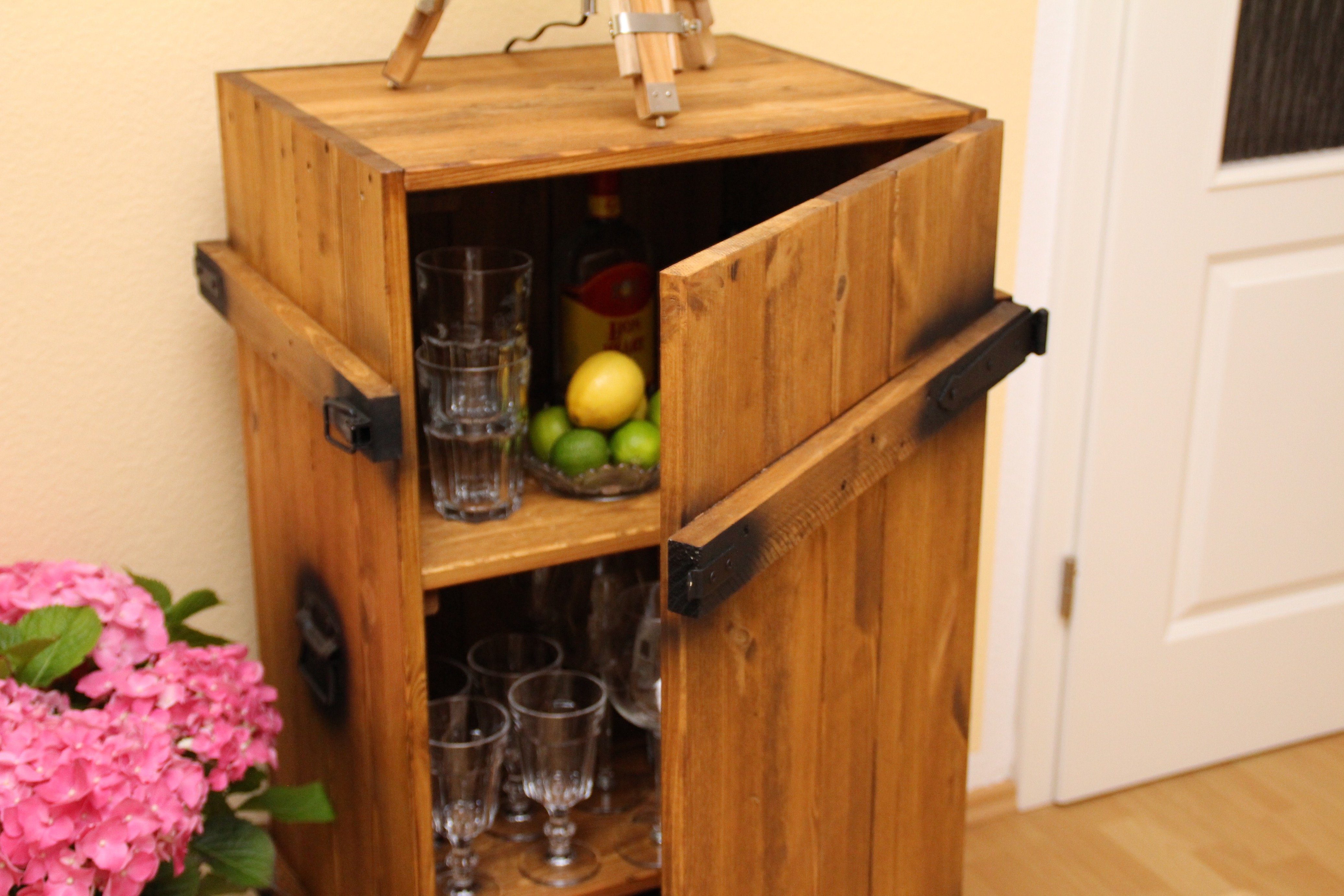 Uncle Joe´s Barschrank im stylishen Truhen-Design