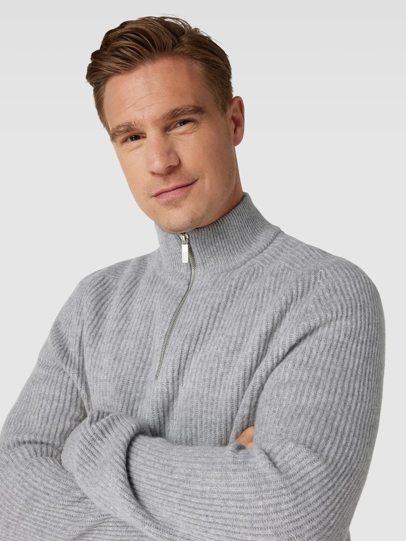 Strickpullover aus Schurwolle mit Stehkragen in mittelgrau meliert