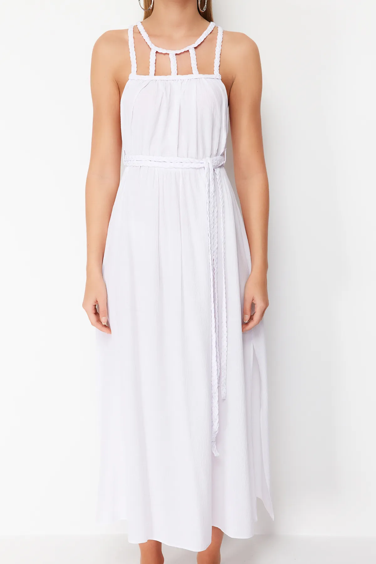 Trendyol Collection  Weißes, gewebtes, gebundenes Maxi-Strandkleid aus 100 % Baumwolle mit Gürtel TBESS23EL00070