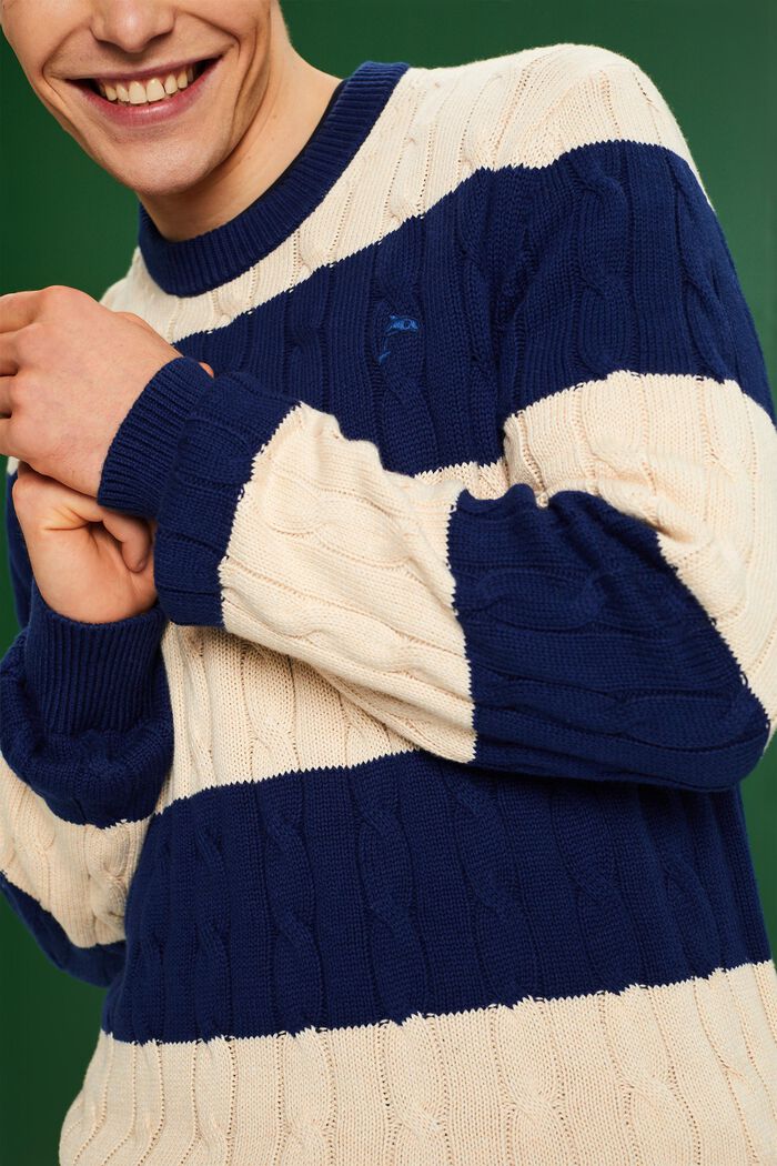 Gestreifter Zopfstrickpullover