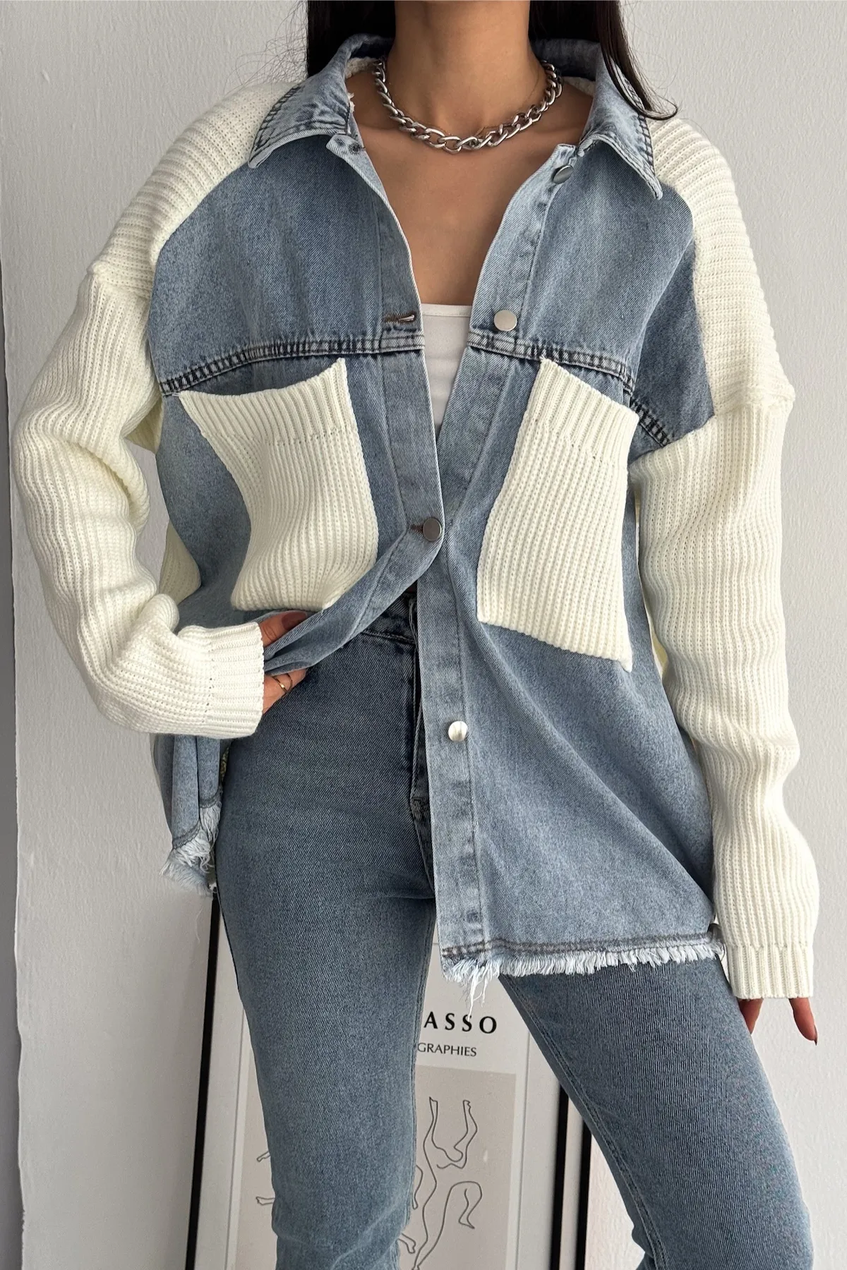 FEMELLE  Damen-Strickjacke aus Denim mit weißen Ärmeln und Taschen in Übergröße