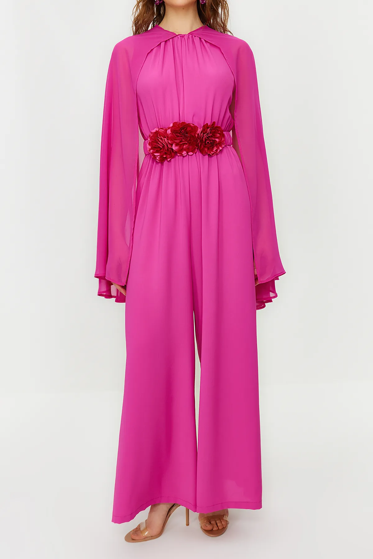 Trendyol Modest  Abendkleid-Overall aus Chiffon mit Cape und Satin in Fuchsia mit Blumengürtel TCTSS24DB00010