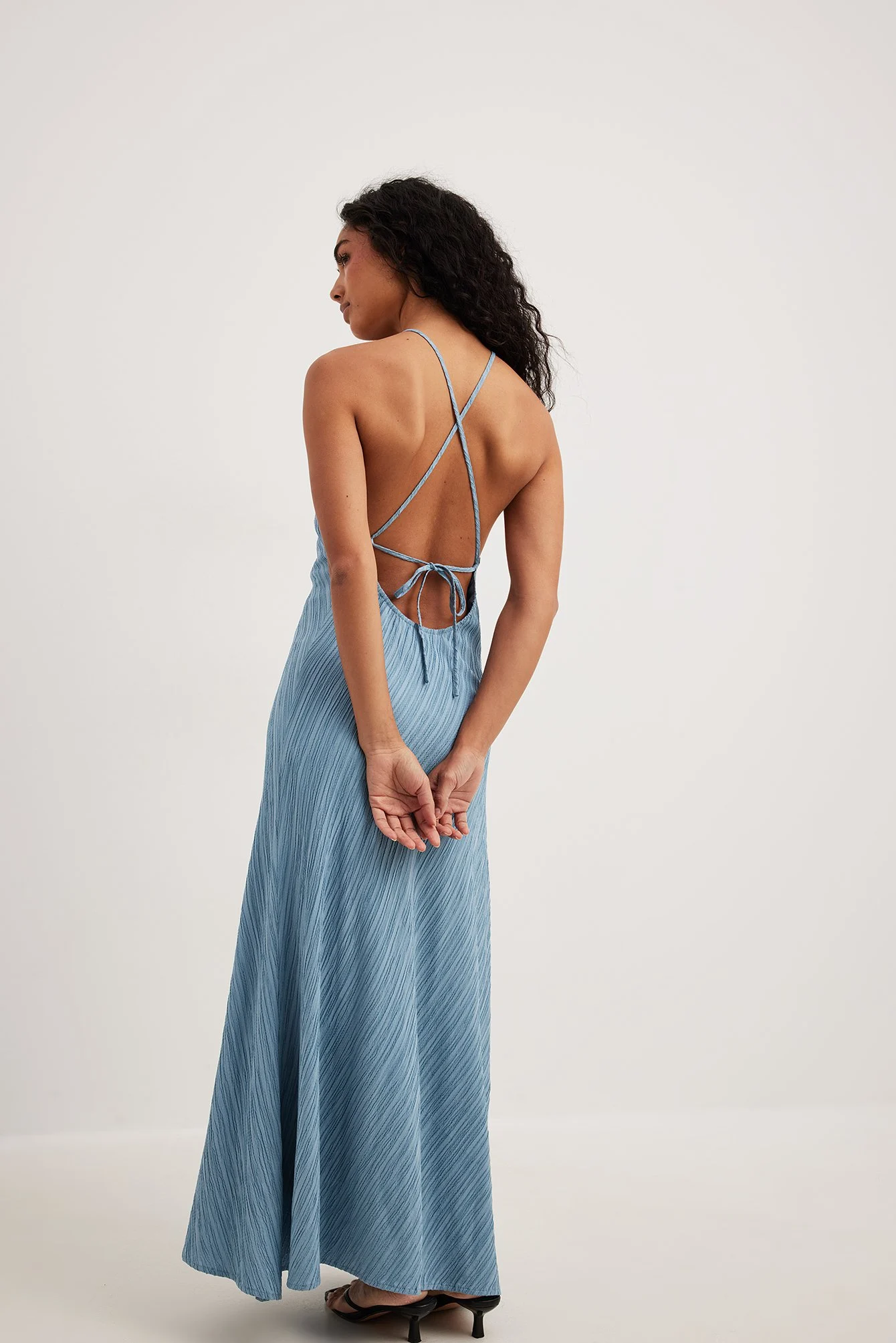 Strukturiertes Midikleid mit Neckholder und tiefem Rückenausschnitt