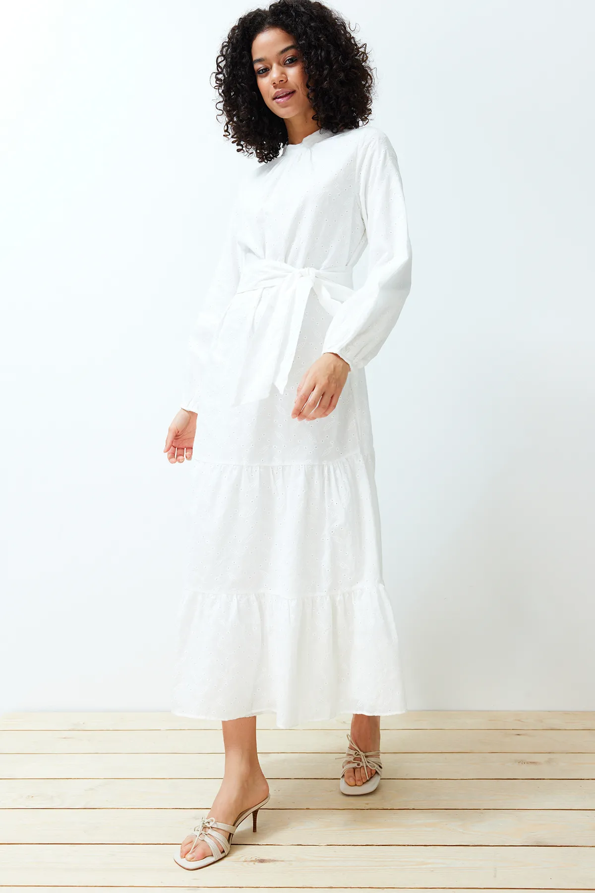 Trendyol Modest  Weißes, gewebtes Kleid mit Stehkragen, Stickerei und Spitzenfutter TCTSS24EB00053