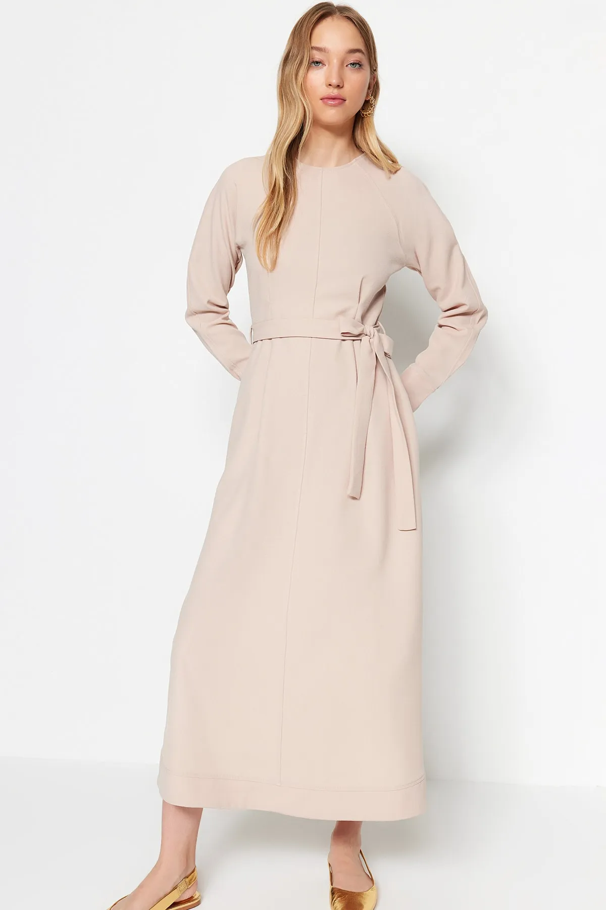 Trendyol Modest  Hellbeige gewebtes Kleid mit Gürtel und Ziernähten TCTSS23EB00144