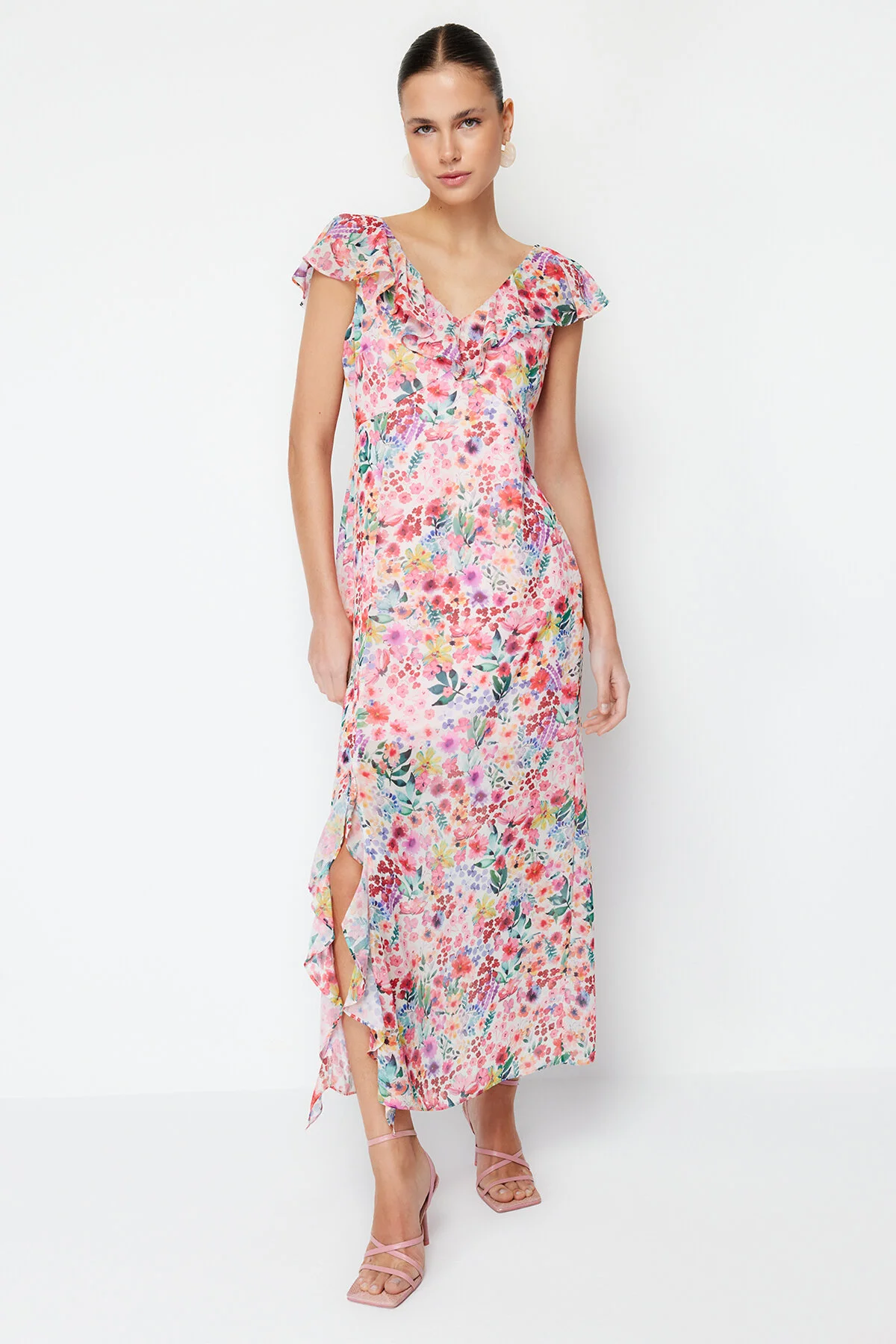 Trendyol Collection  Rosafarbenes, mit Chiffon gefüttertes Maxi-Webkleid mit Rüschen TWOSS24EL00149