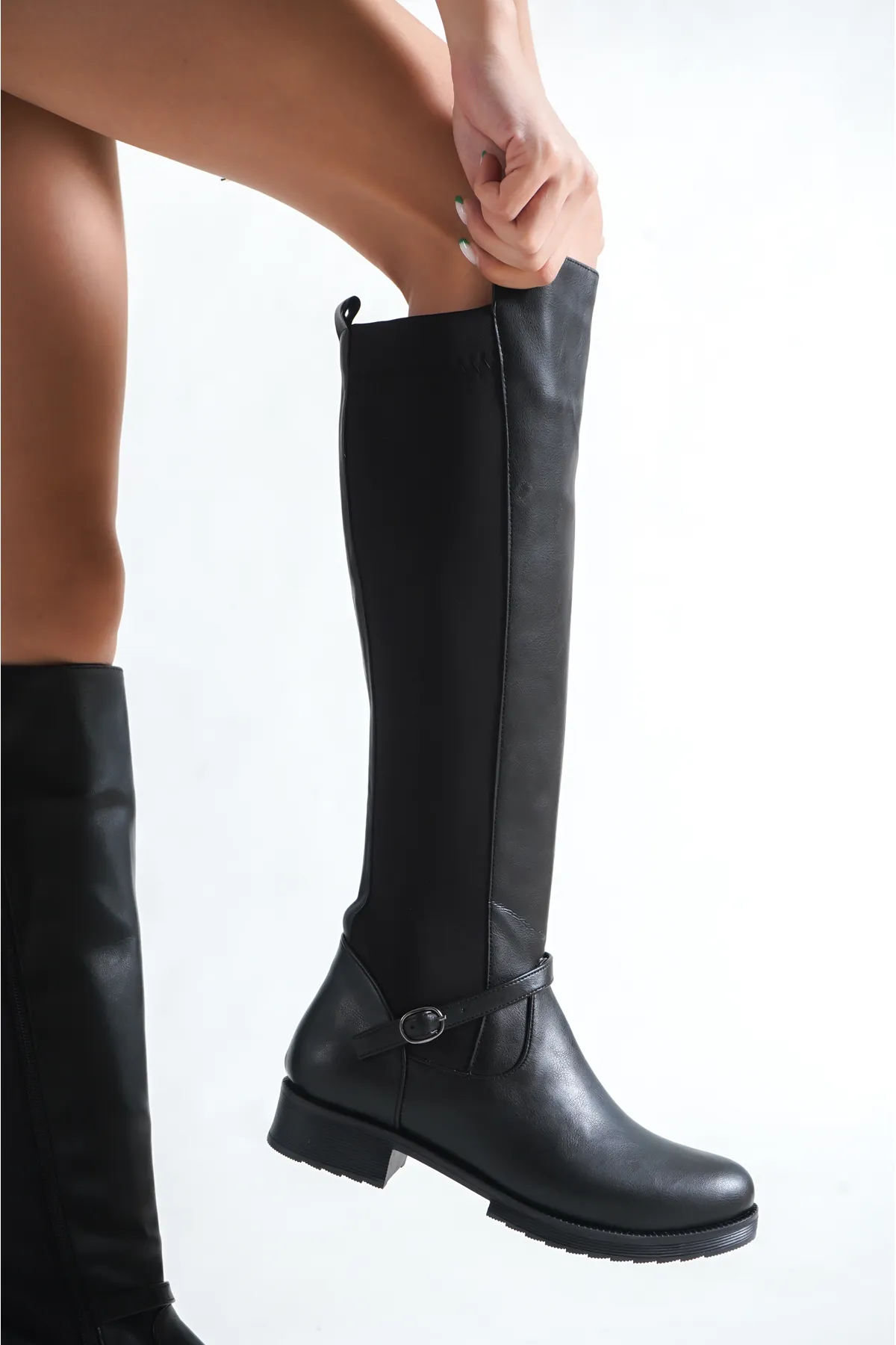 Capone Outfitters  Unterhalb des Knies. Damenstiefel aus Tauchstoff mit Banddetail vorne und seitlichem Reißverschluss