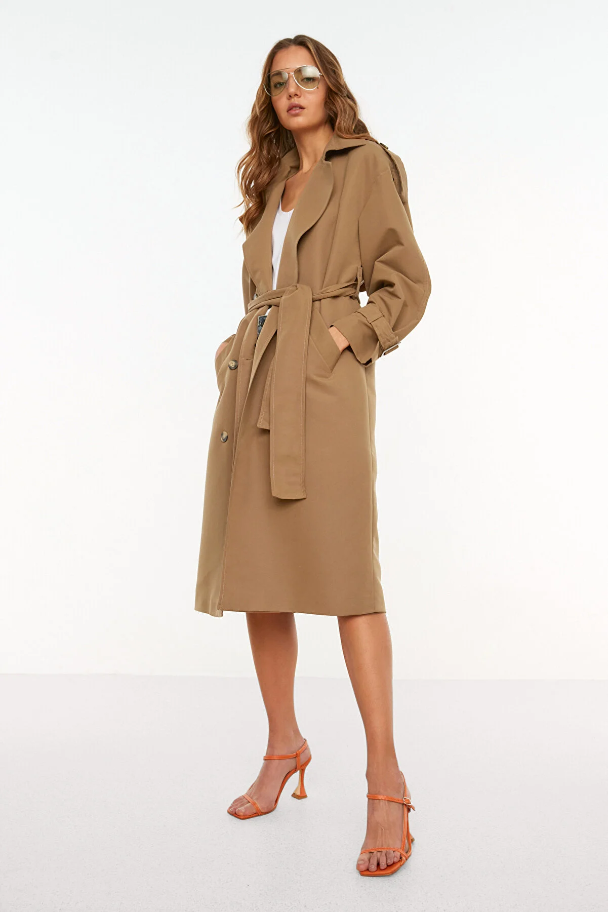 Trendyol Collection  Nerzfarbener, wasserabweisender, langer Trenchcoat mit Windjacke und Gürtel TWOSS21TR0005