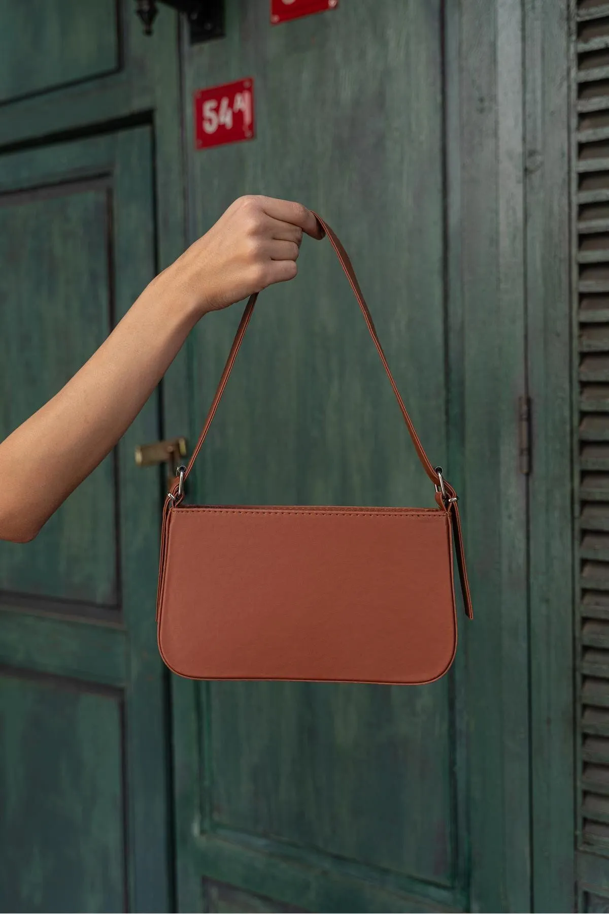Madamra  Hellbraune Baguette-Tasche für Damen mit Gürtelriemen
