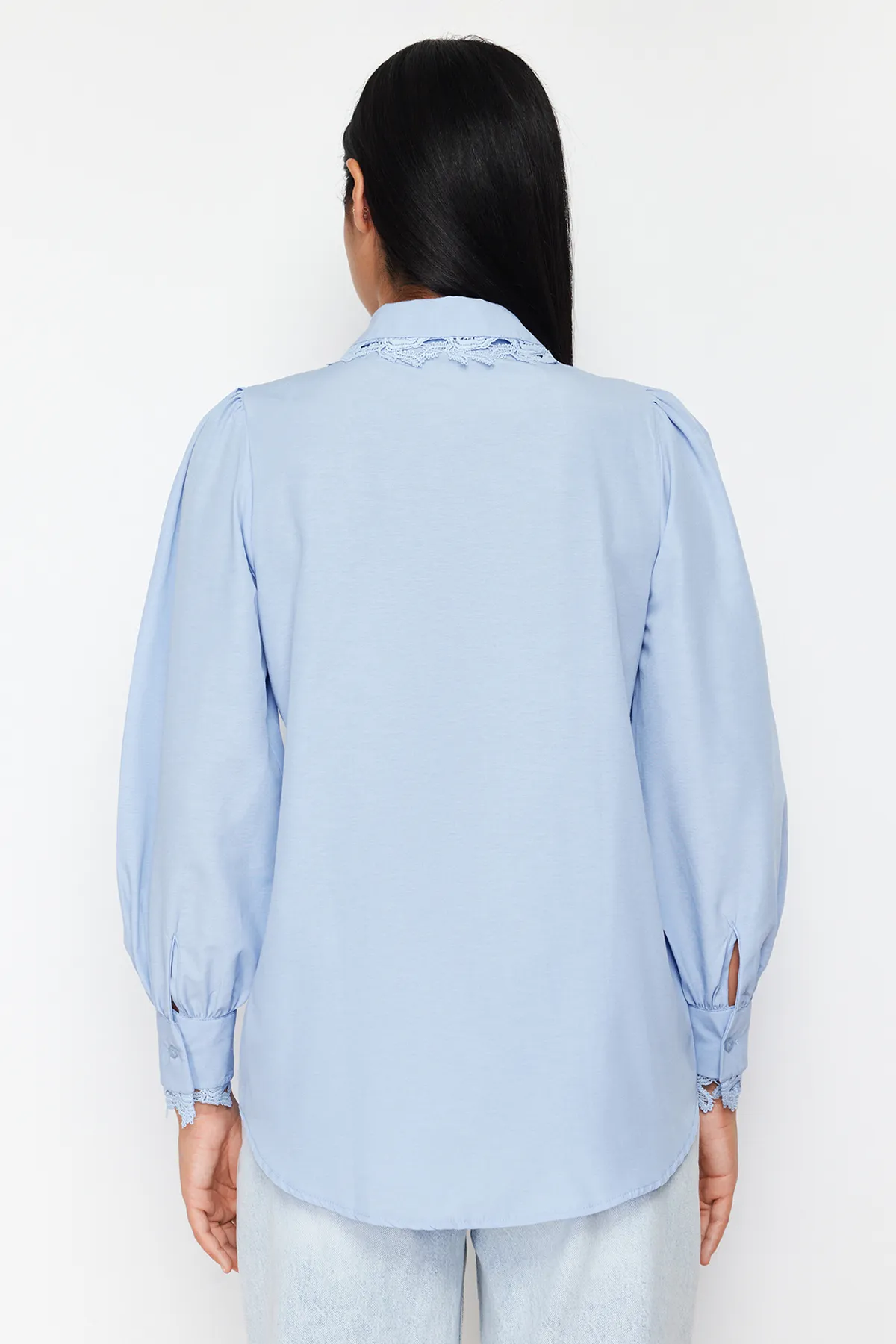 Trendyol Modest  Blaues Hemd aus Baumwollgewebe mit Spitzenstickerei und detaillierter Stickerei TCTSS24TG00022