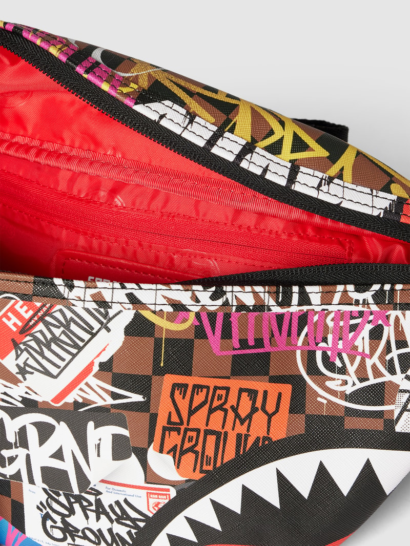 Bauchtasche mit Allover-Print Modell 'TAGGED UP' in mittelbraun