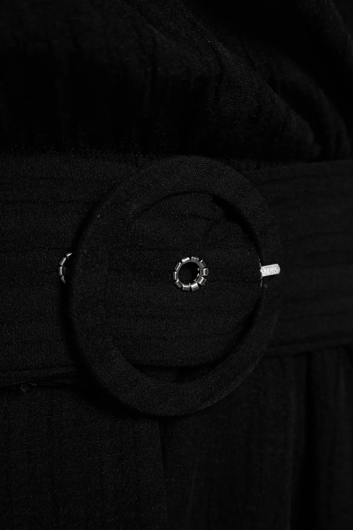 Trendyol Curve  Schwarzes gewebtes Kleid mit zweireihigem Kragen und Gürtel TBBSS23AH00206