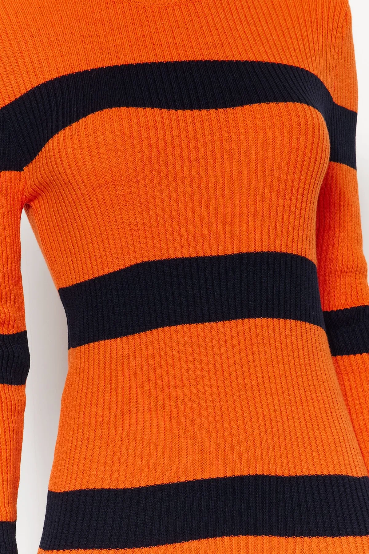 Trendyol Collection  Orangefarbenes Midi-Strickkleid mit hohem Kragen TWOAW23EL00226
