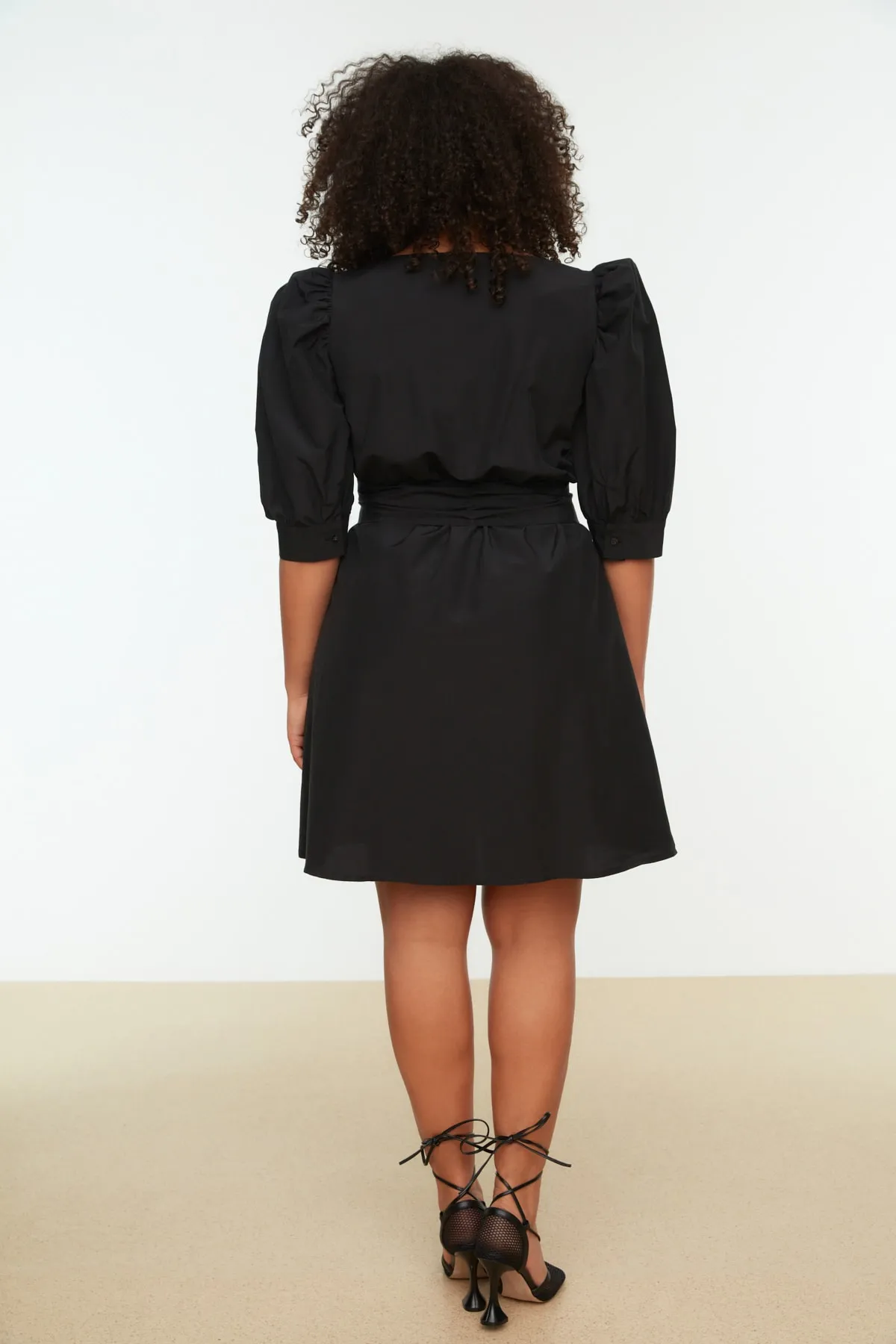 Trendyol Curve  Schwarzes gewebtes Zweireiher-Kragenkleid mit Gürtel TBBSS22EL1669