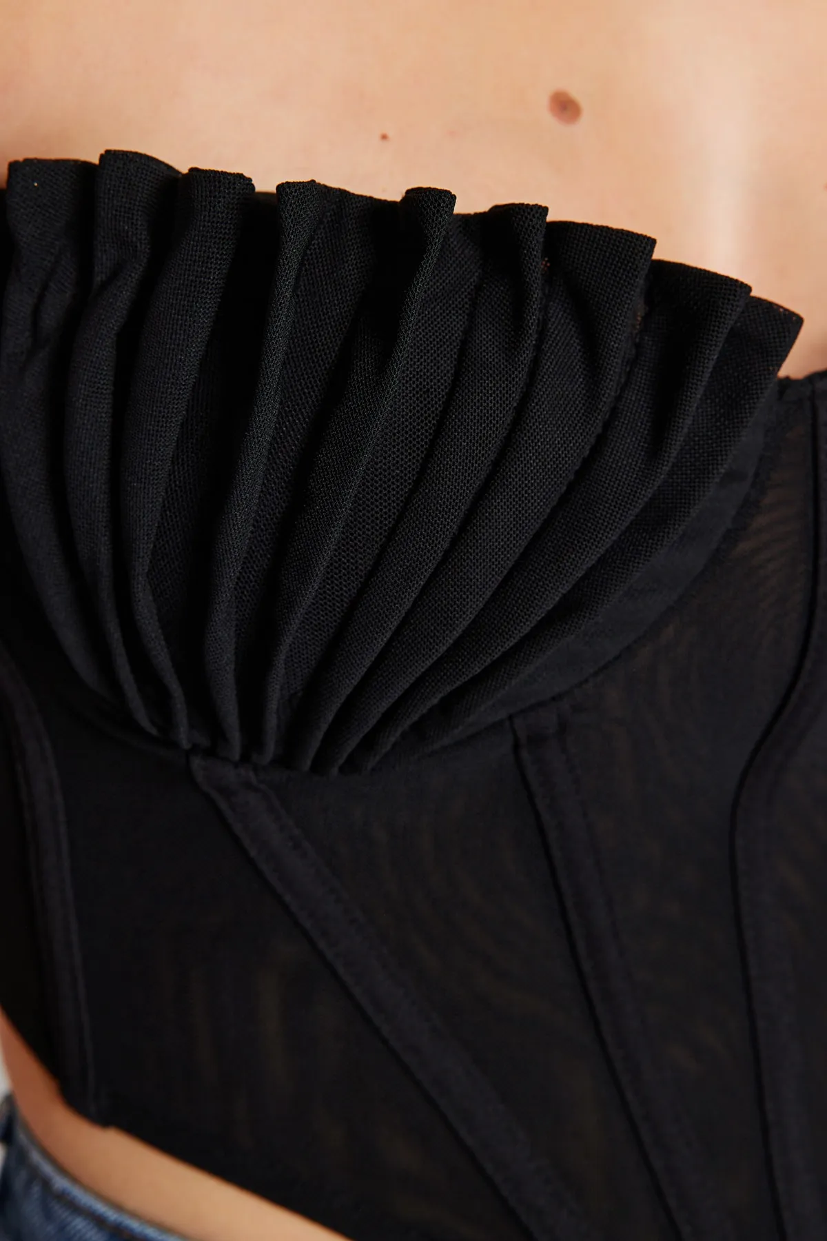 Trendyol Collection  Schwarzes Bustier aus bauchfreiem, gefüttertem Tüll TPRSS23BS00038