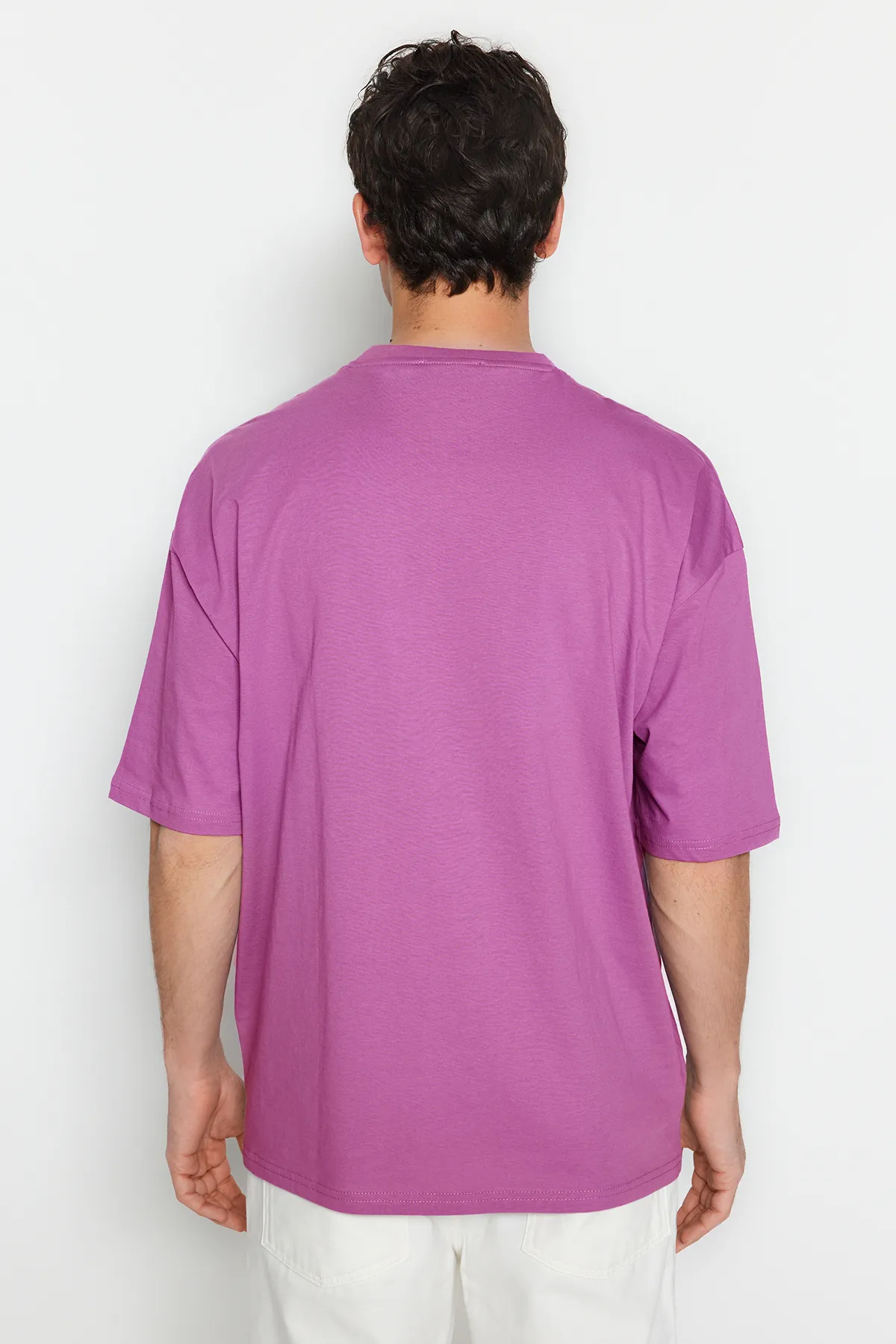 Trendyol Collection  Pflaumenfarbenes, übergroßes/weit geschnittenes T-Shirt mit Dinosaurier-Stickerei, kurzärmlig, 100 % Baumwolle TMNSS23TS00243