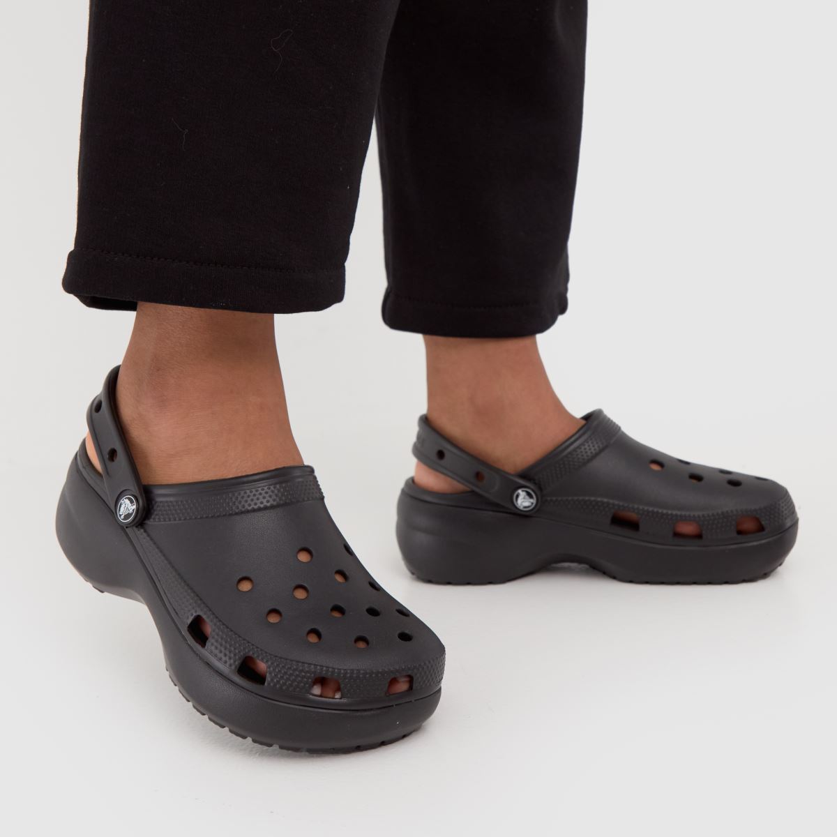 Crocs klasszikus platformos klumpa szandál fekete színben