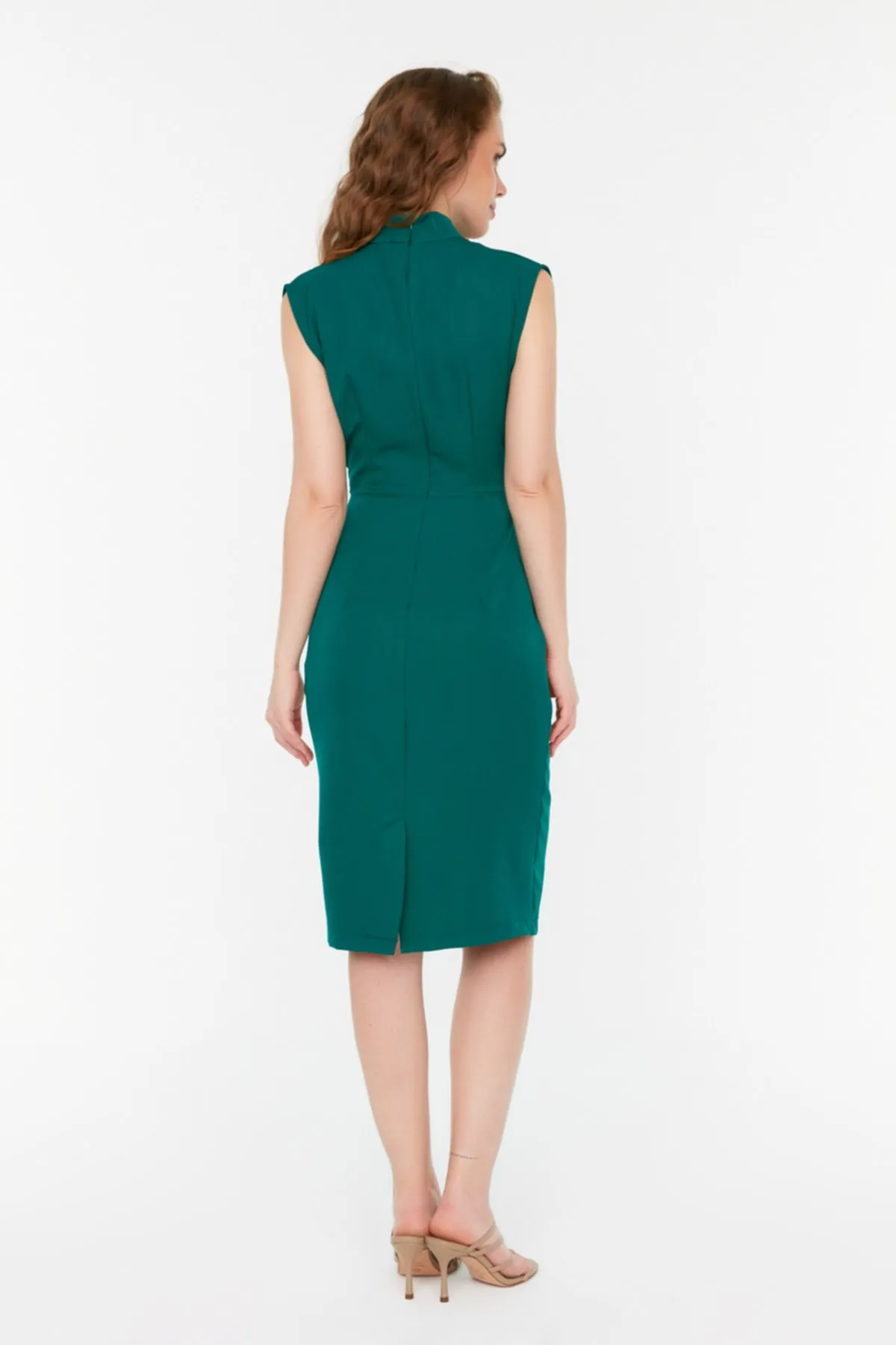 Trendyol Collection  Grünes, figurbetontes, gewebtes Kleid mit Stehkragen TWOAW20EL0311