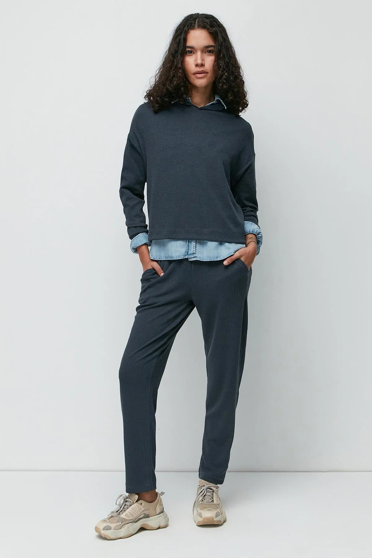 C&City  Geripptes Sweatshirt-Hosen-Set mit Kapuze 9131 Geräuchert