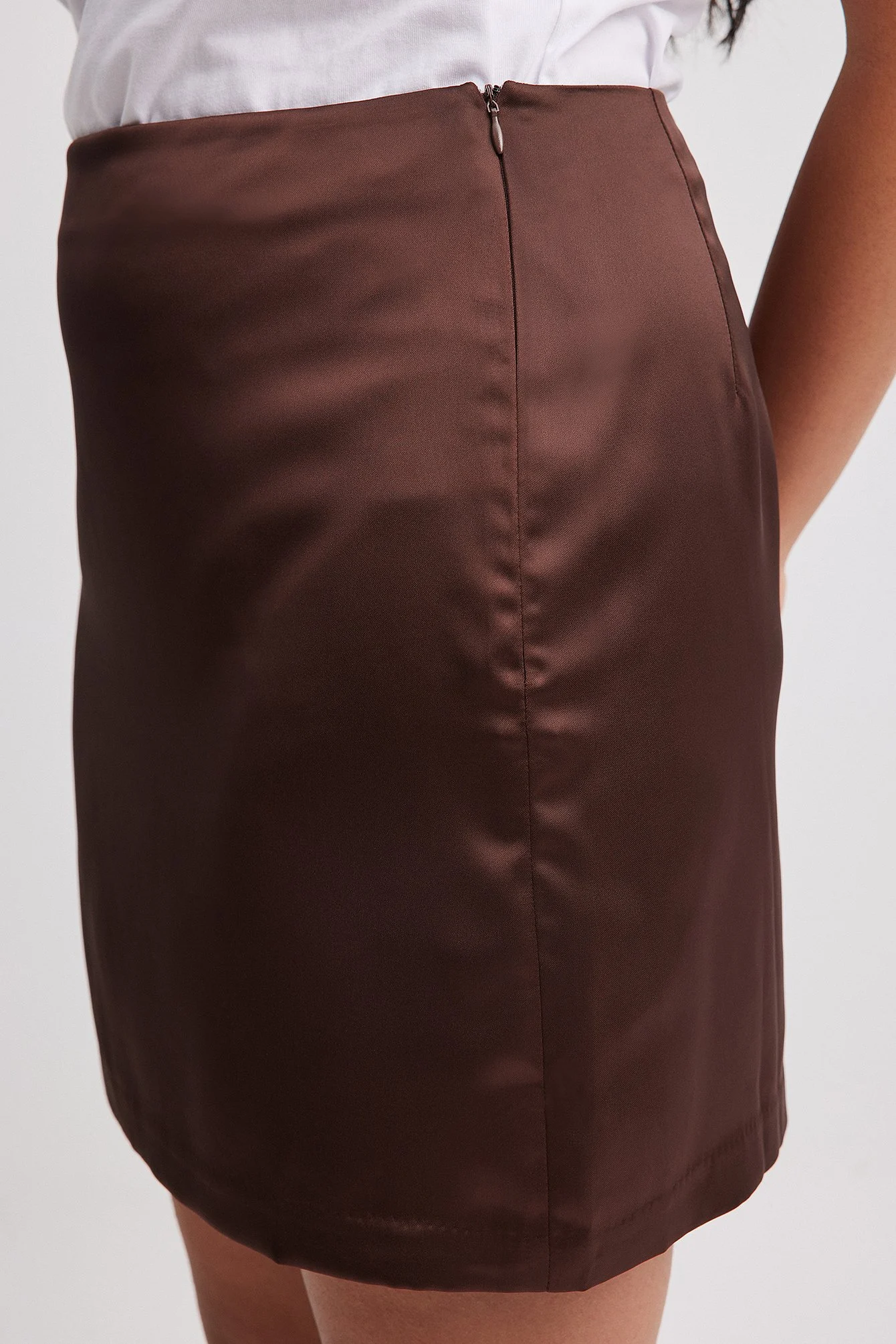 Hoch taillierter Satin-Minirock