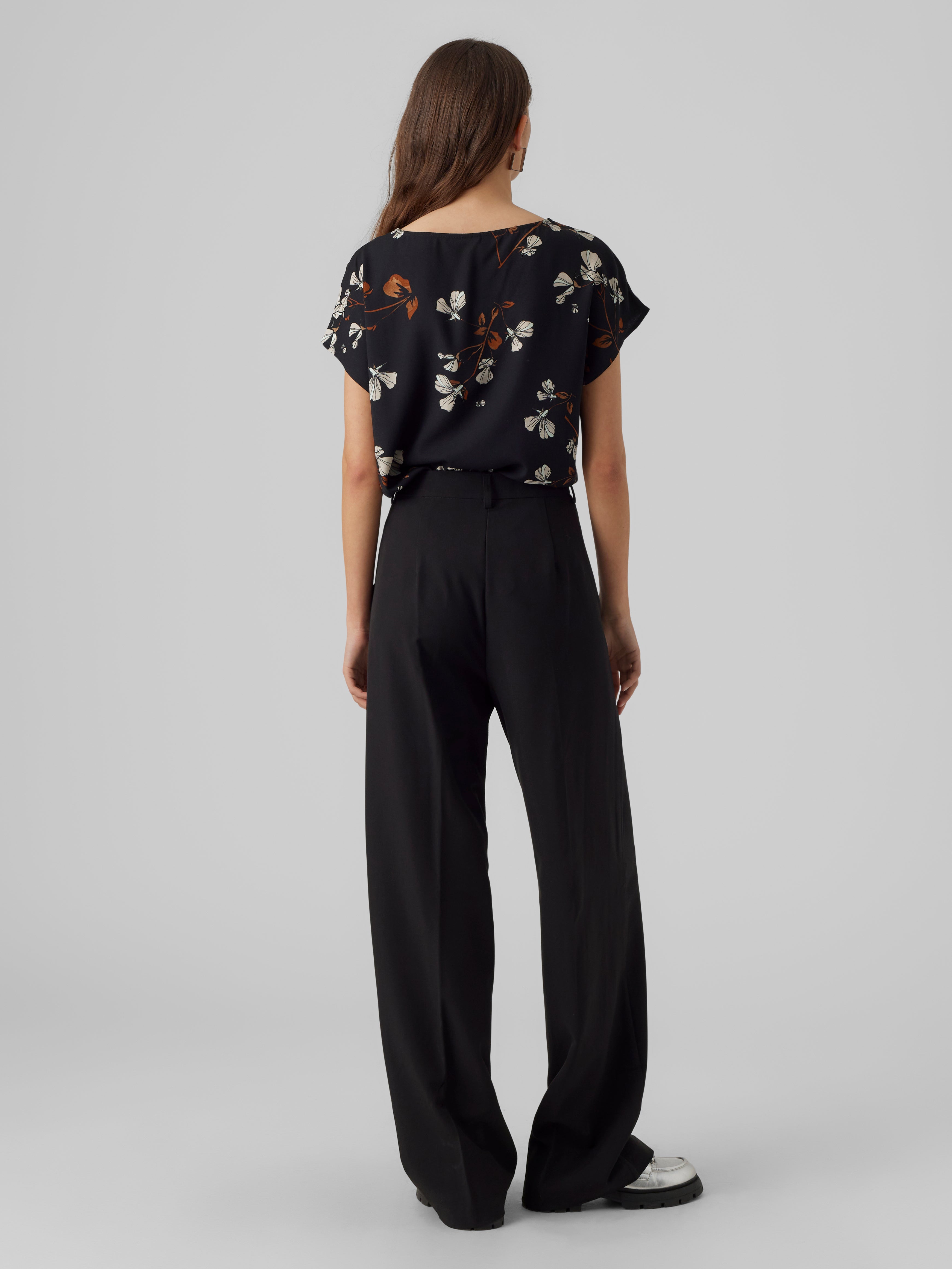 VMNEWHALLIE Top