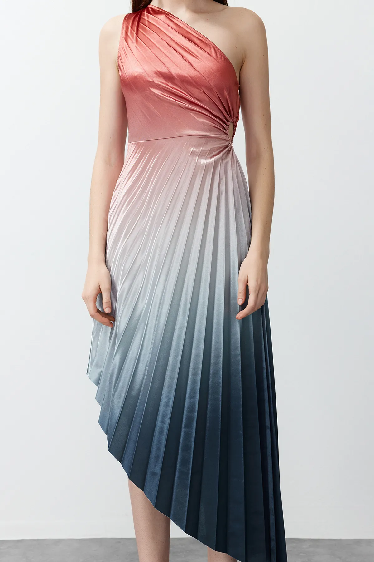 Trendyol Collection  Mehrfarbiges, asymmetrisches, gestricktes, plissiertes Satin-Abendkleid mit Detail TPRSS23EL00557