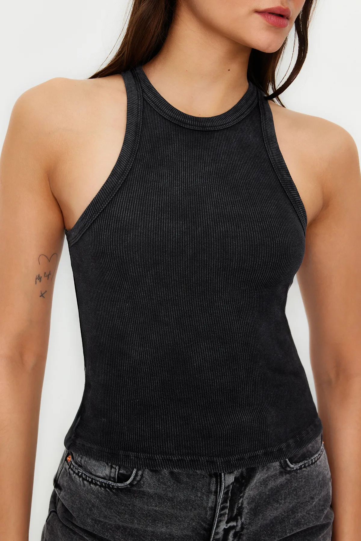 Trendyol Collection  Anthrazitfarbenes, tailliertes Neckholder-Unterhemd aus gerippter Baumwolle mit verblasstem Effekt und dehnbarem Strick TWOSS24AL00002