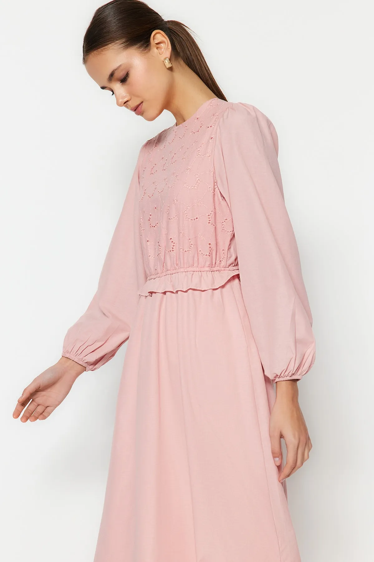 Trendyol Modest  Hellrosa Kleid aus gewebter Baumwolle mit Stickereien und Rüschendetails TCTSS23EB00053