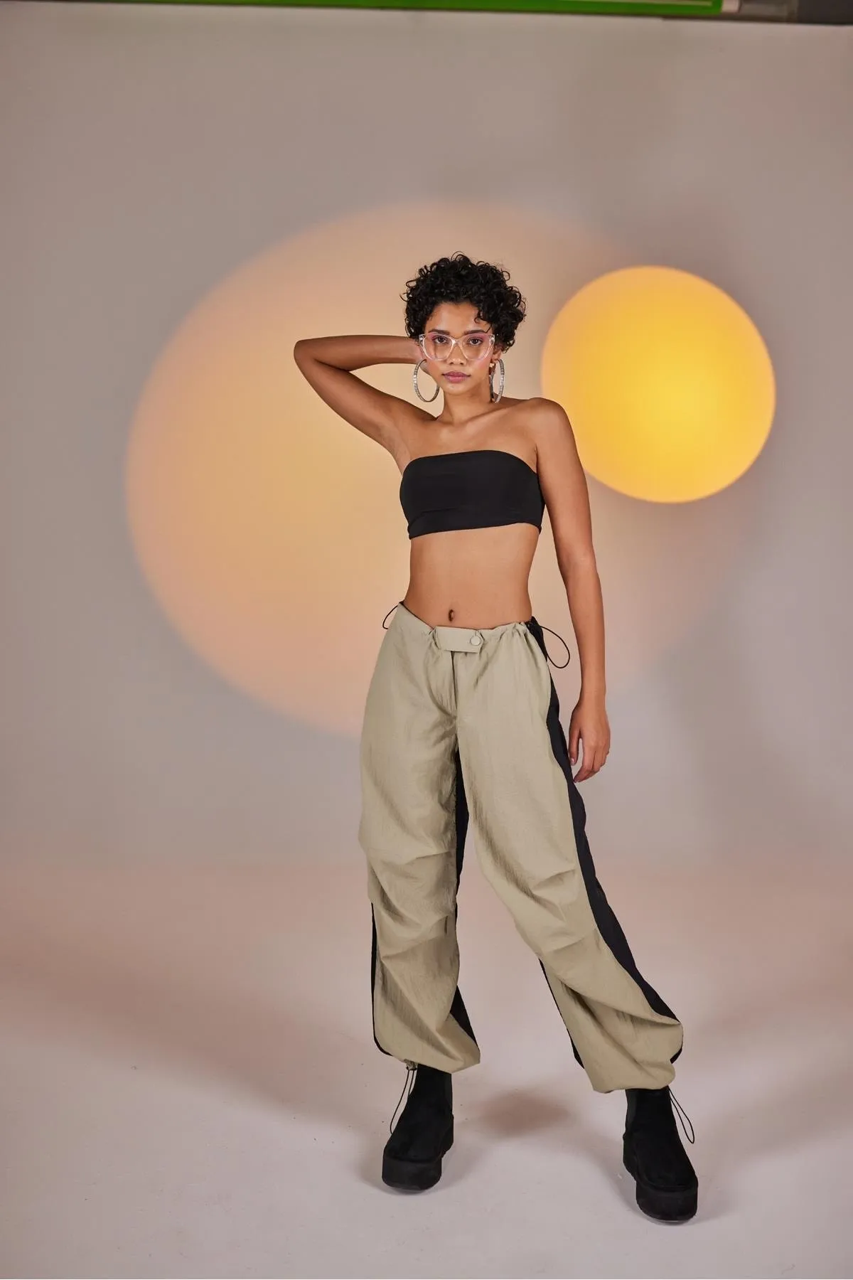 HOLLY LOLLY  Zweifarbige zweifarbige Fallschirmhose mit verstellbarem elastischem Bund und Beinen in Beige