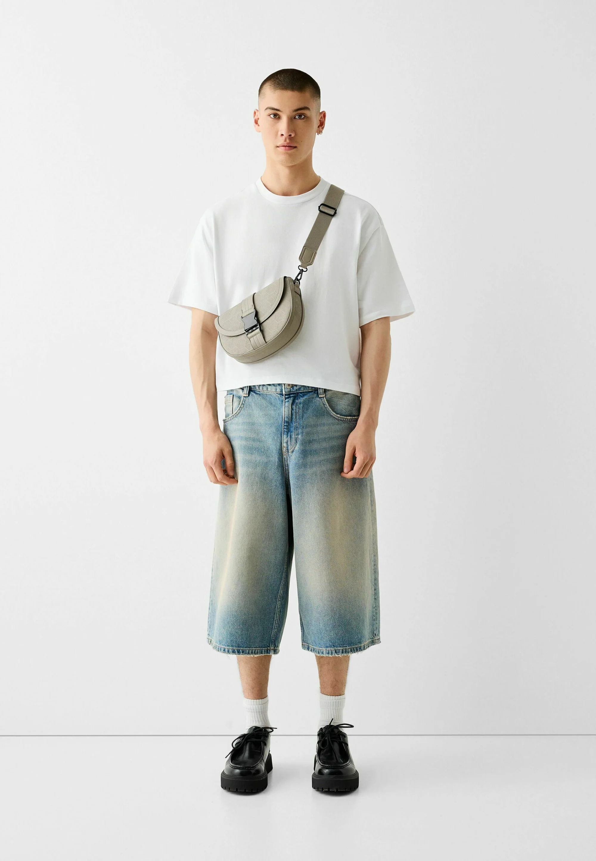 Bershka TEXTURIZADO CON PLACA - Bolso de hombro
