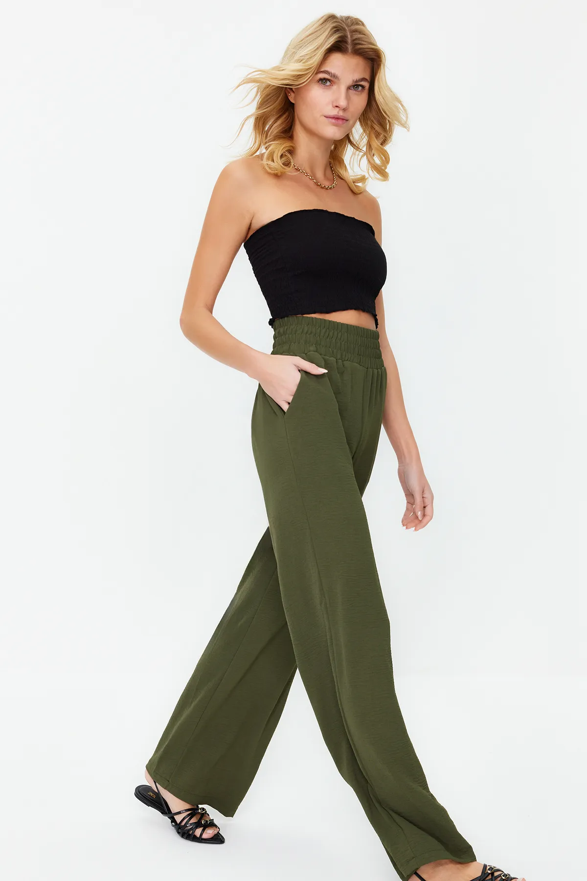 Trendyol Collection  Khakifarbene, elastische Webhose mit weitem Bein / breiter Knöcheltaille TWOSS22PL00024