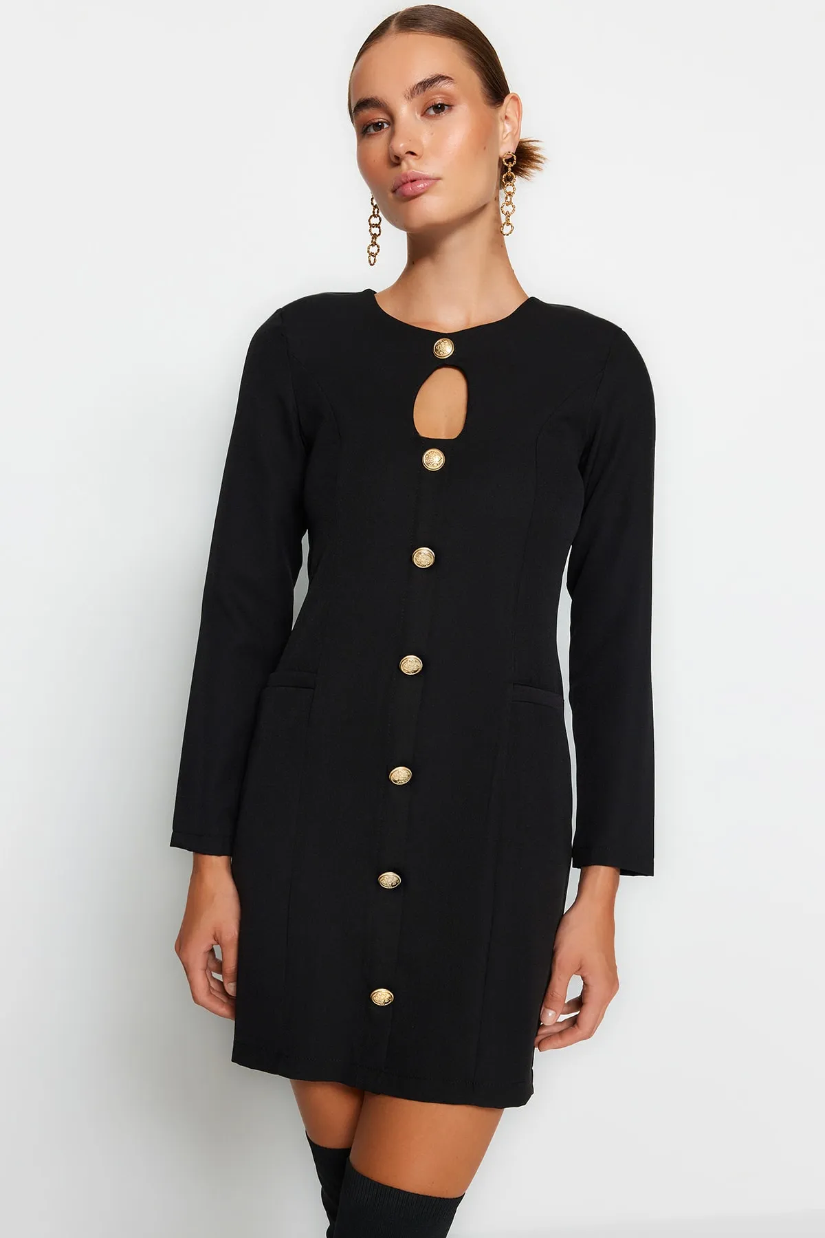 Trendyol Collection  Schwarzes, gerade geschnittenes, gewebtes Kleid mit Mini-Knopfdetail und Rundhalsausschnitt TWOAW24EL00410