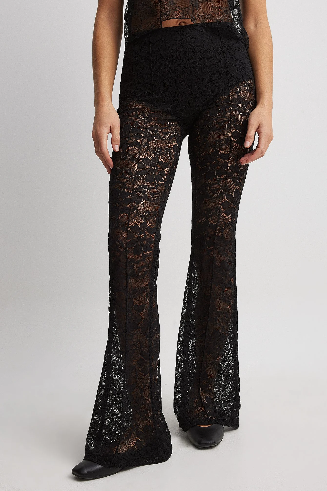 Ausgestellte Hose mit Spitze und mittlerer Taille