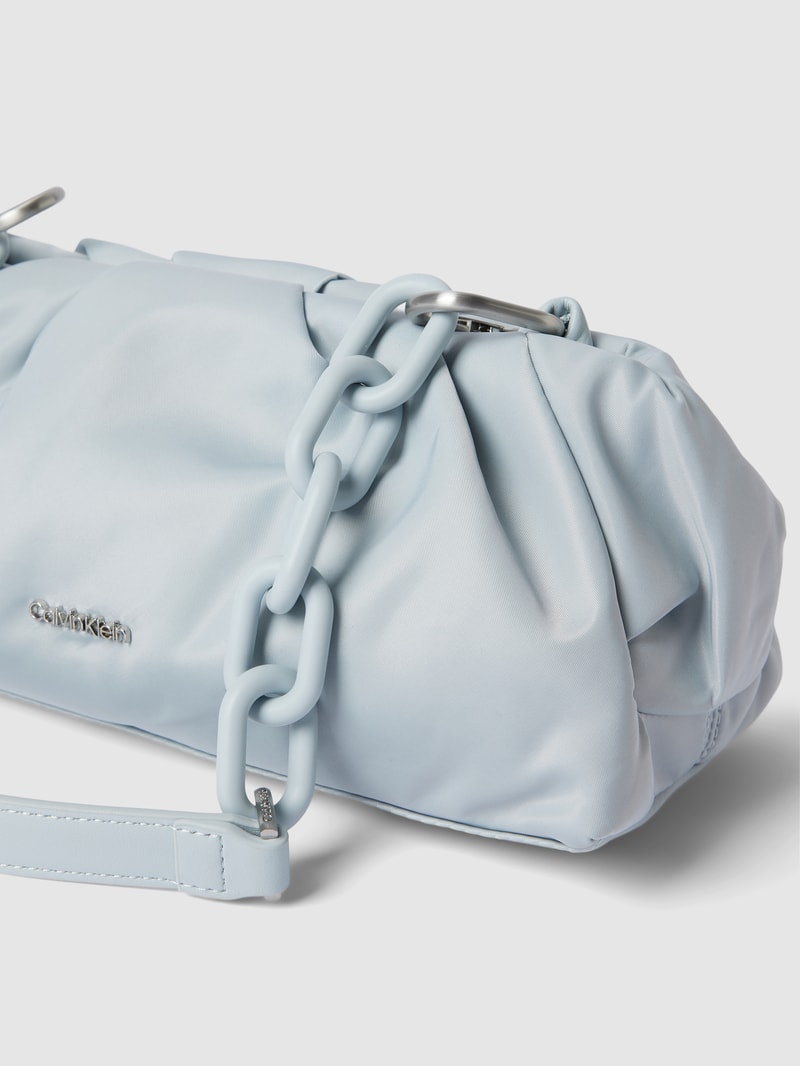 Clutch mit Label-Detail in hellblau