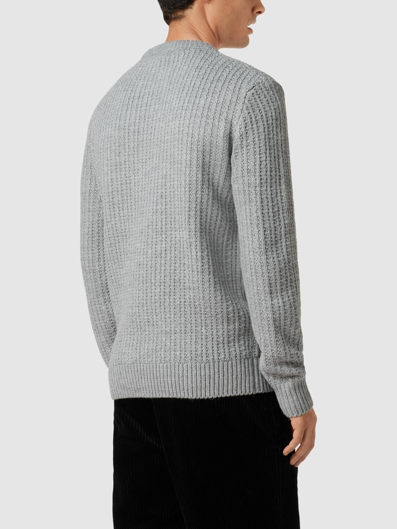 Strickpullover mit Label-Patch in mittelgrau