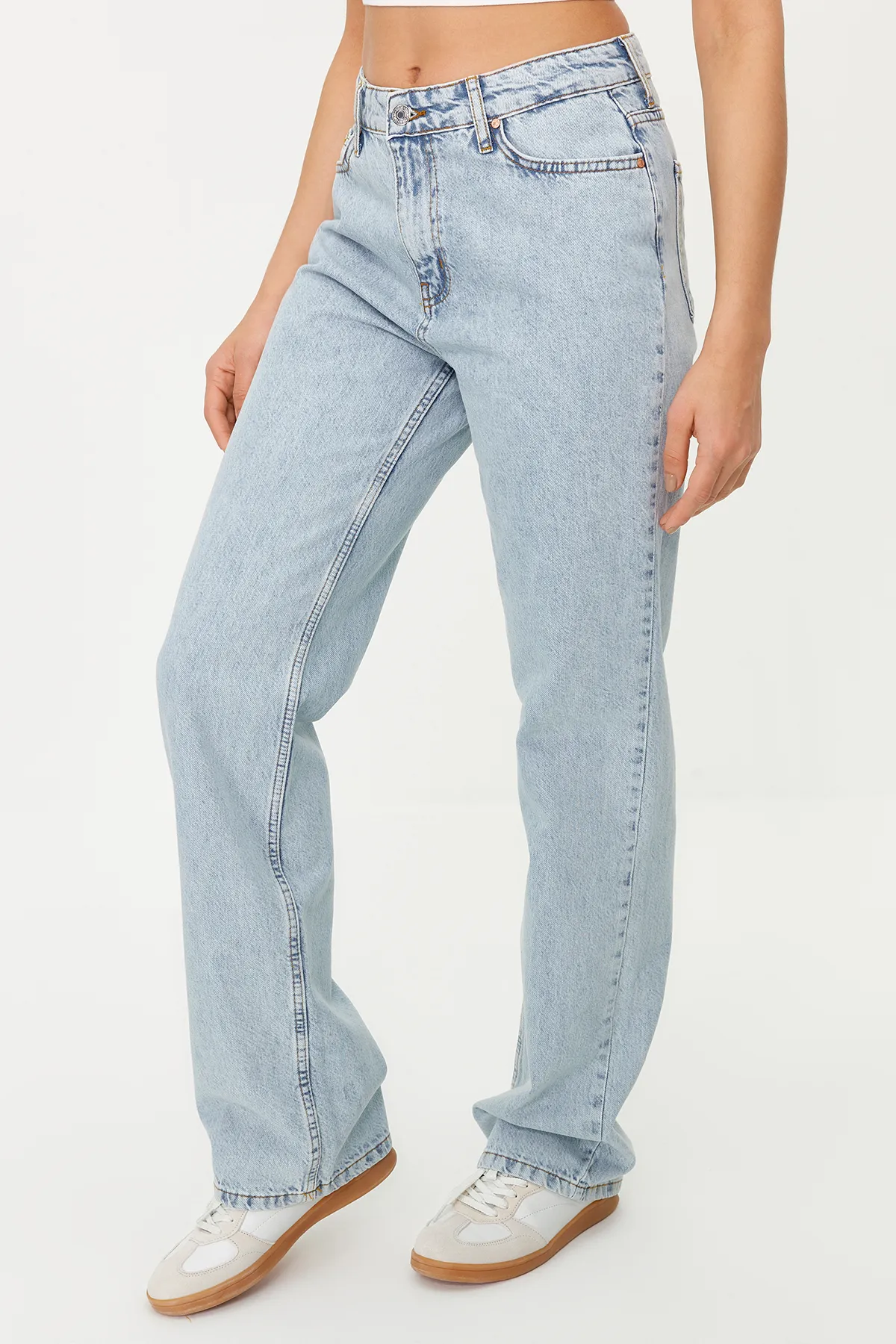 Trendyol Collection  Hellblaue Jeans mit niedriger Taille und weitem Bein TWOSS24JE00029