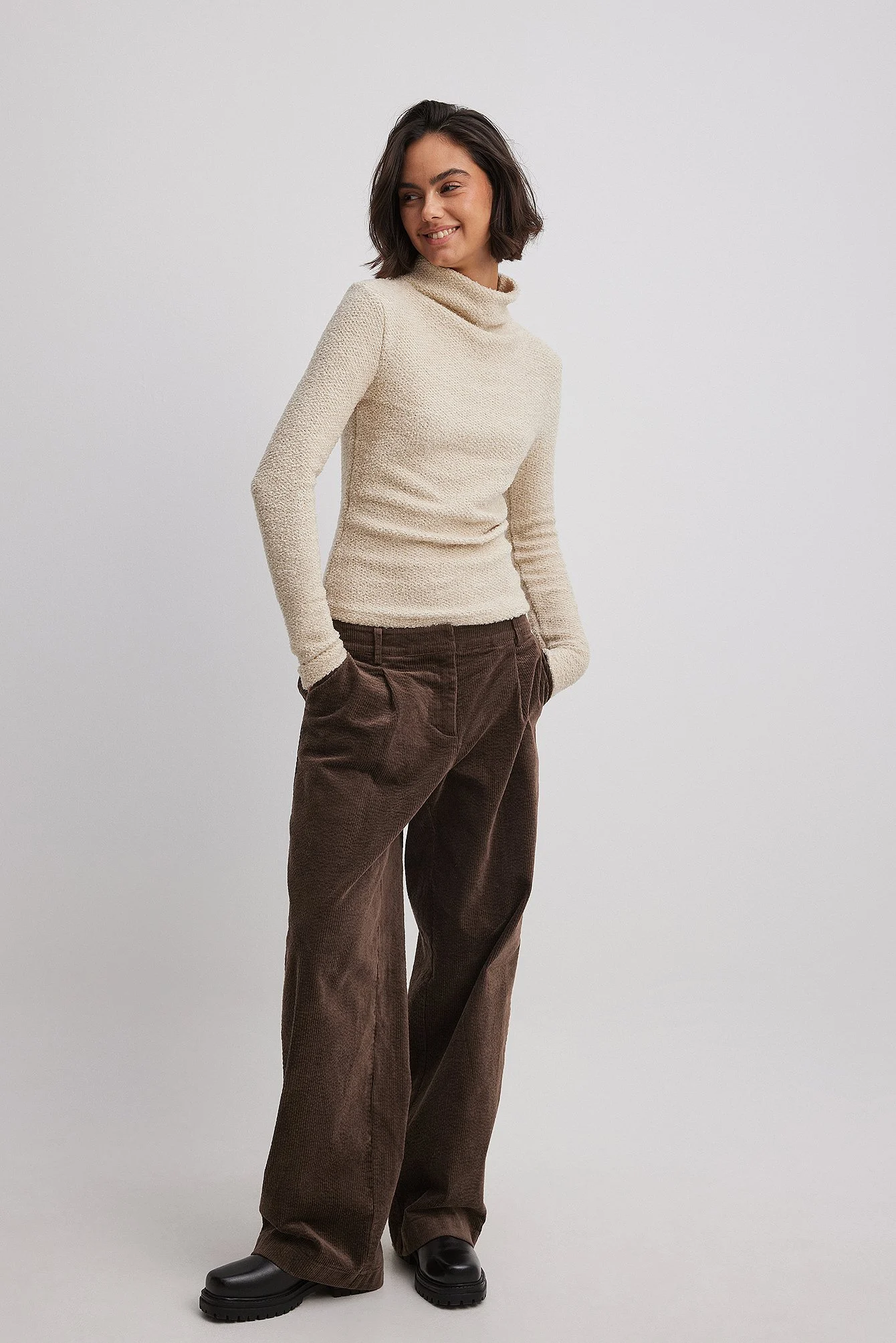 Strukturierter Pullover mit Trichterhalsausschnitt