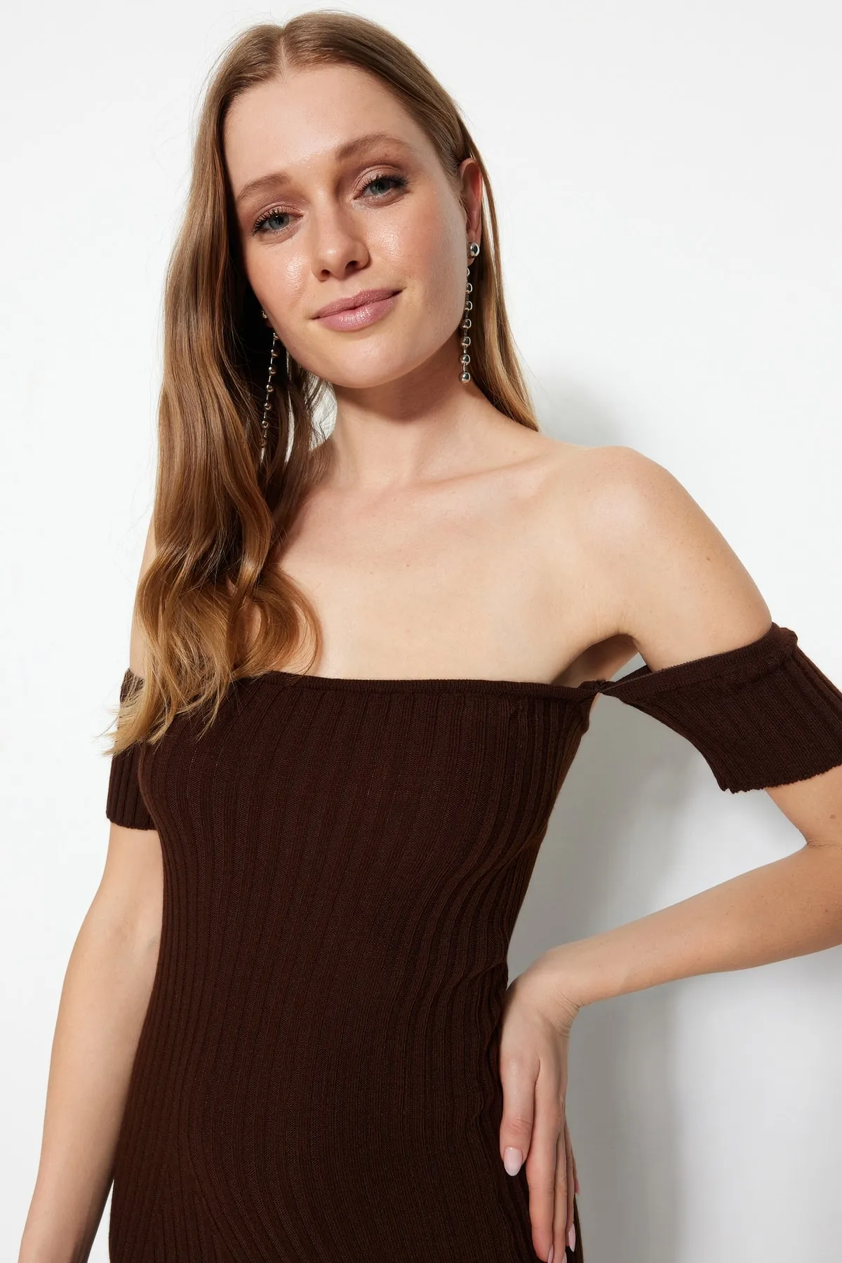 Trendyol Collection  Braunes Midi-Strickkleid mit Carmenkragen TWOSS22EL2388